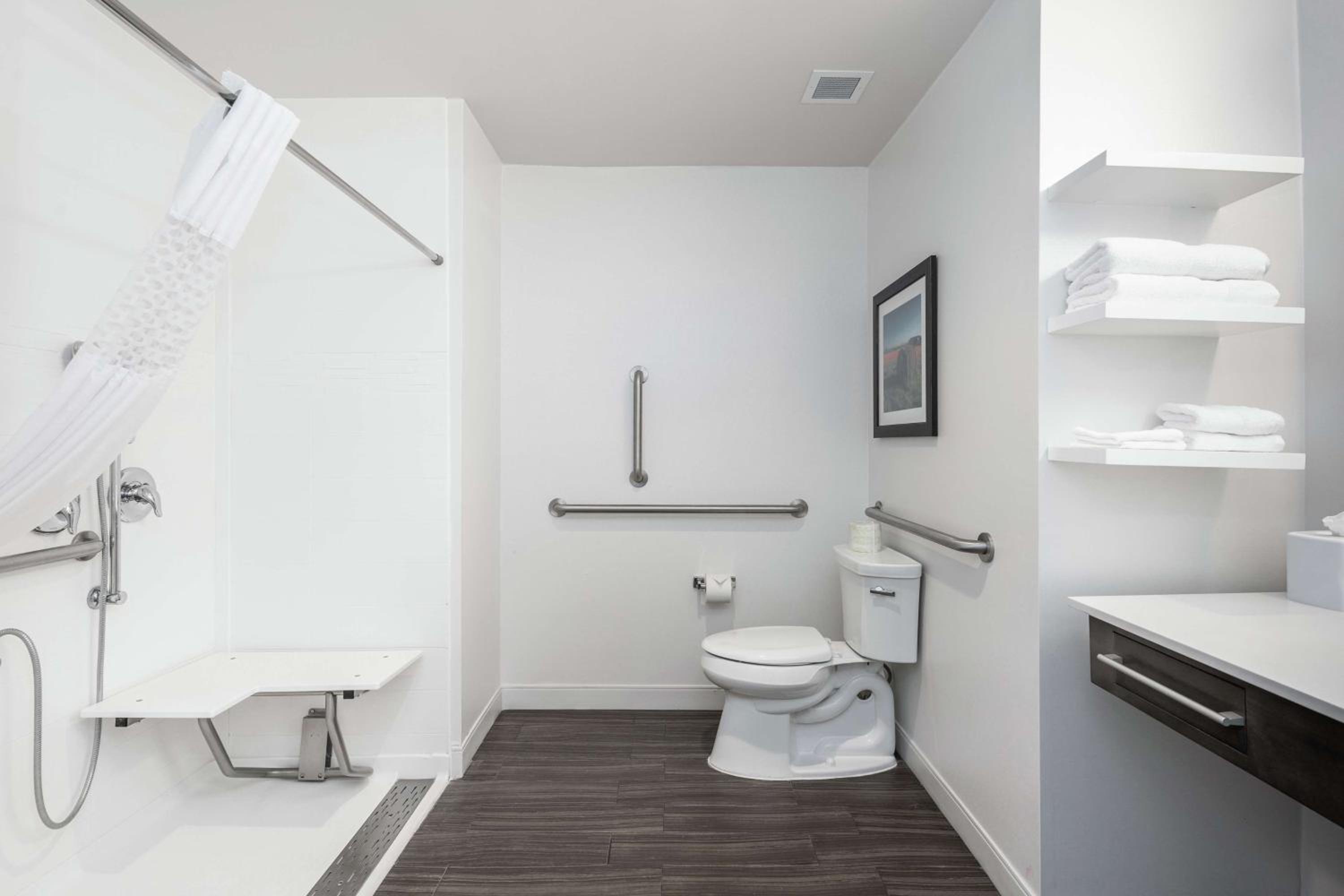 King Room With Roll-In Shower - Mobility Access/Non-Smoking photo 1