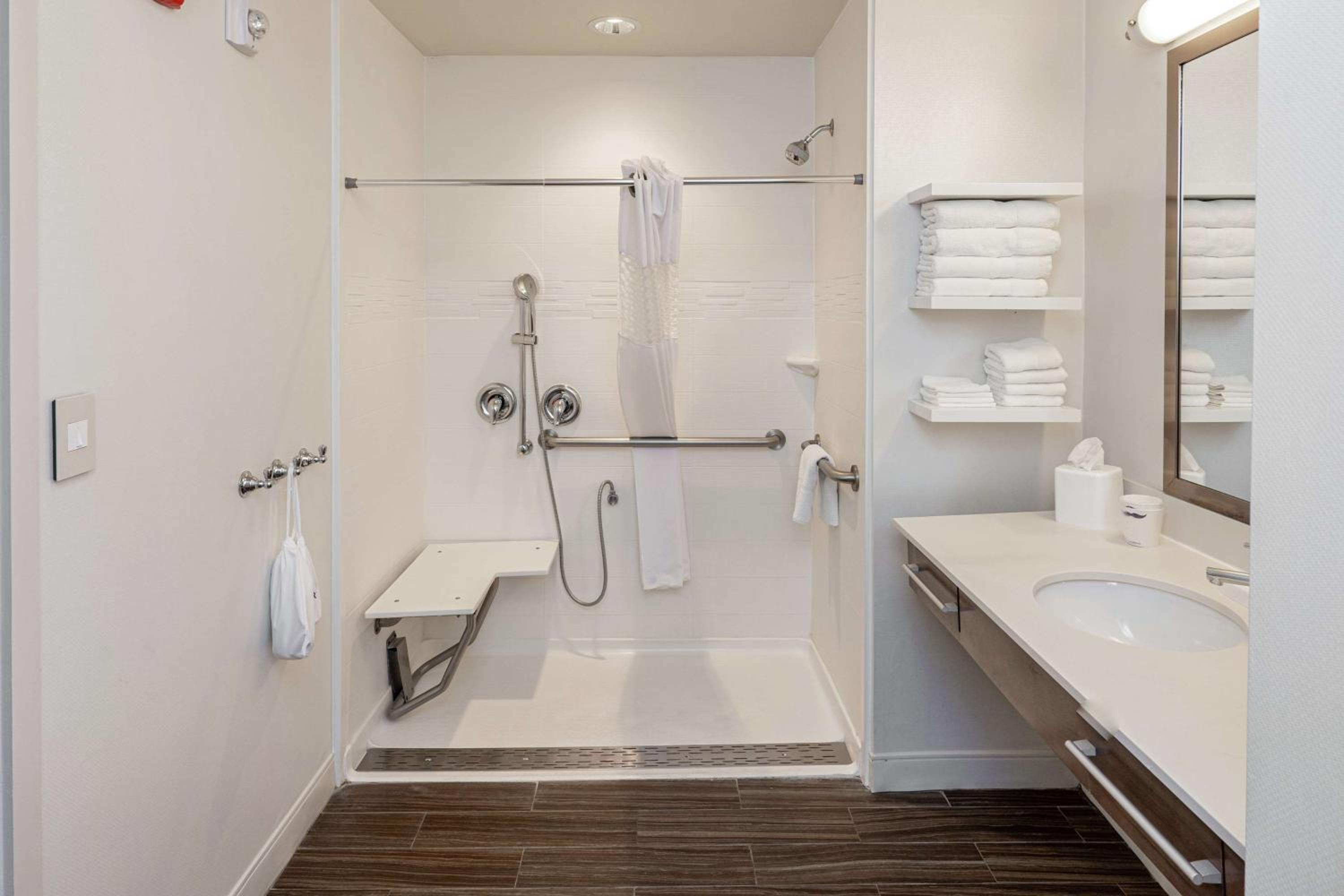 King Room With Roll-In Shower - Mobility Access/Non-Smoking photo 2