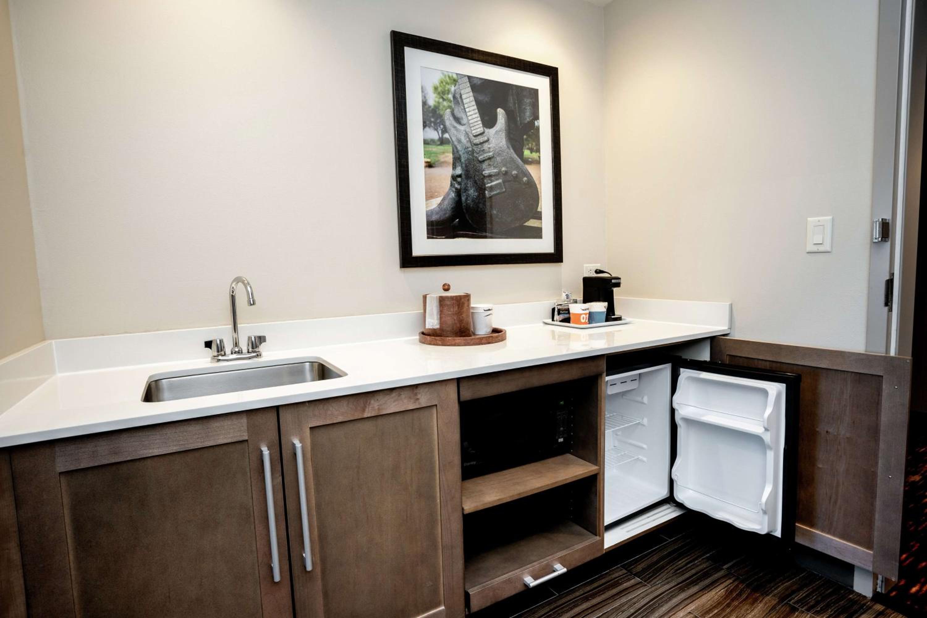 King Studio Suite with Sofa Bed - Hearing Access/Non-Smoking photo 2