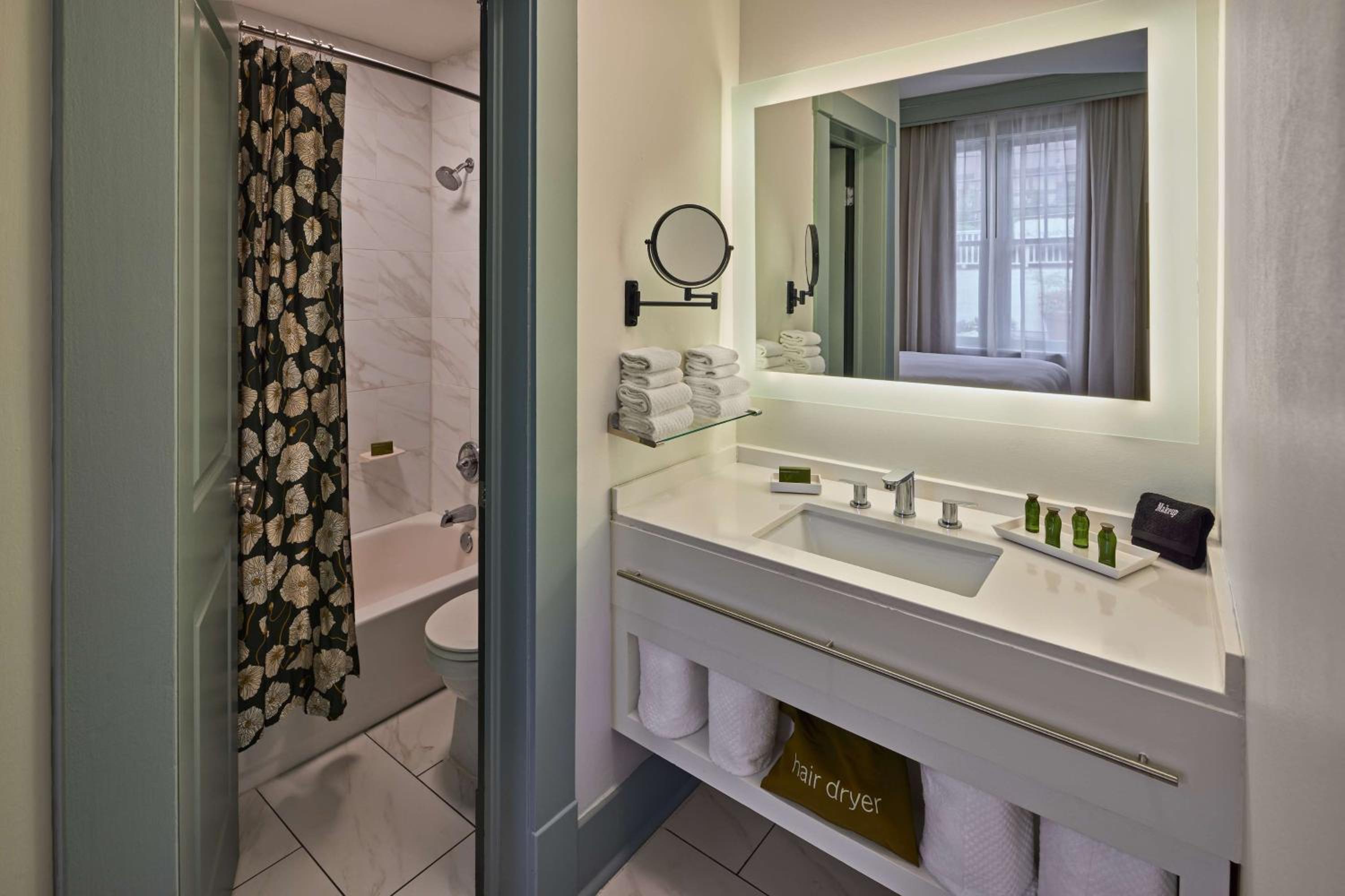 One-Bedroom Queen Suite - Photo 7