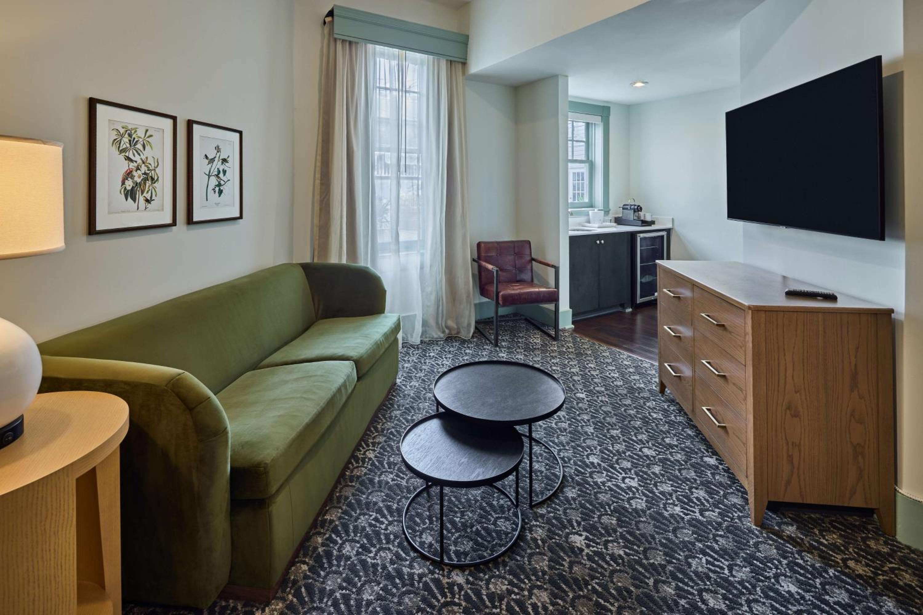 One-Bedroom Queen Suite - Photo 3