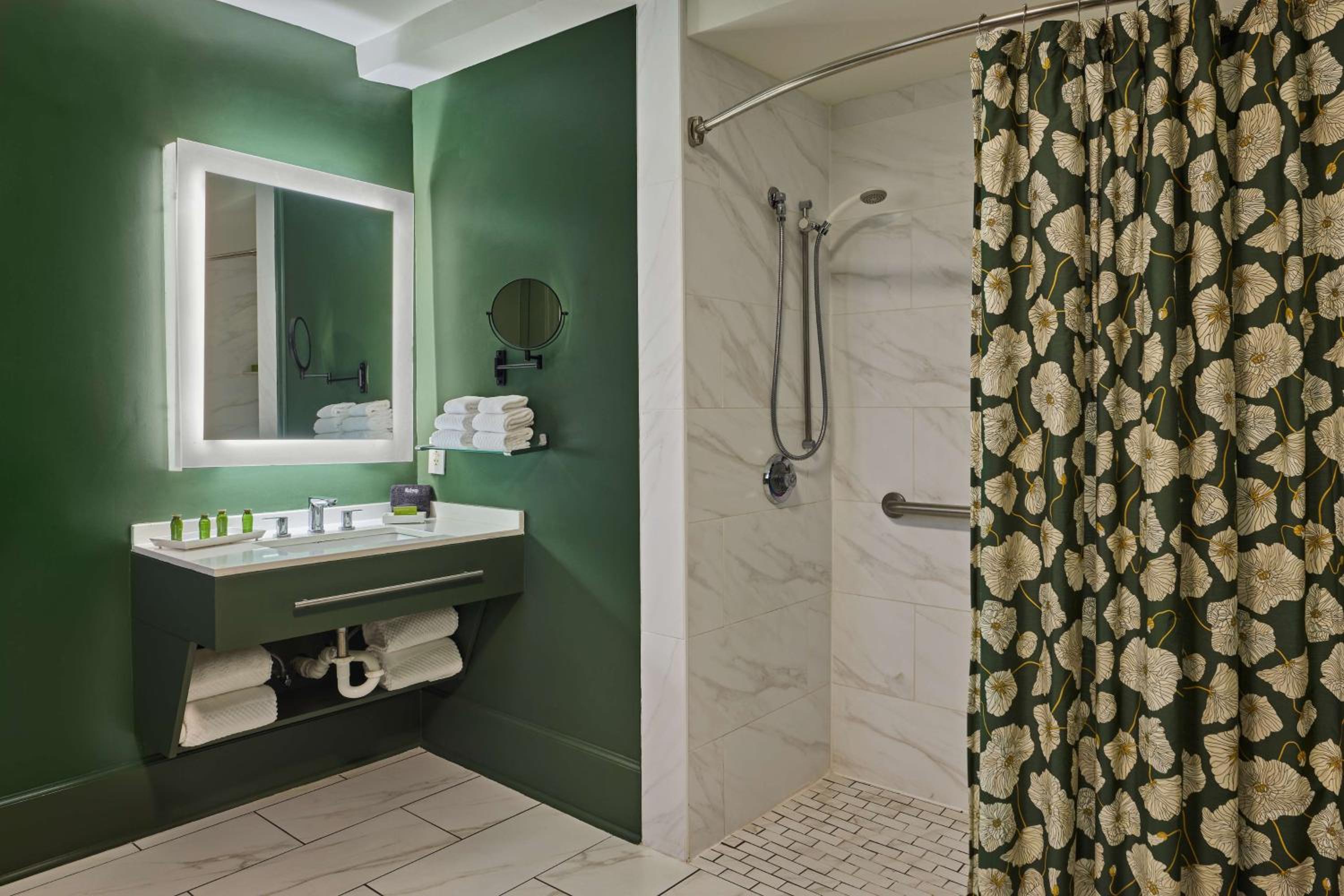 Queen Room Mobility/Hearing Accessible - Photo 3
