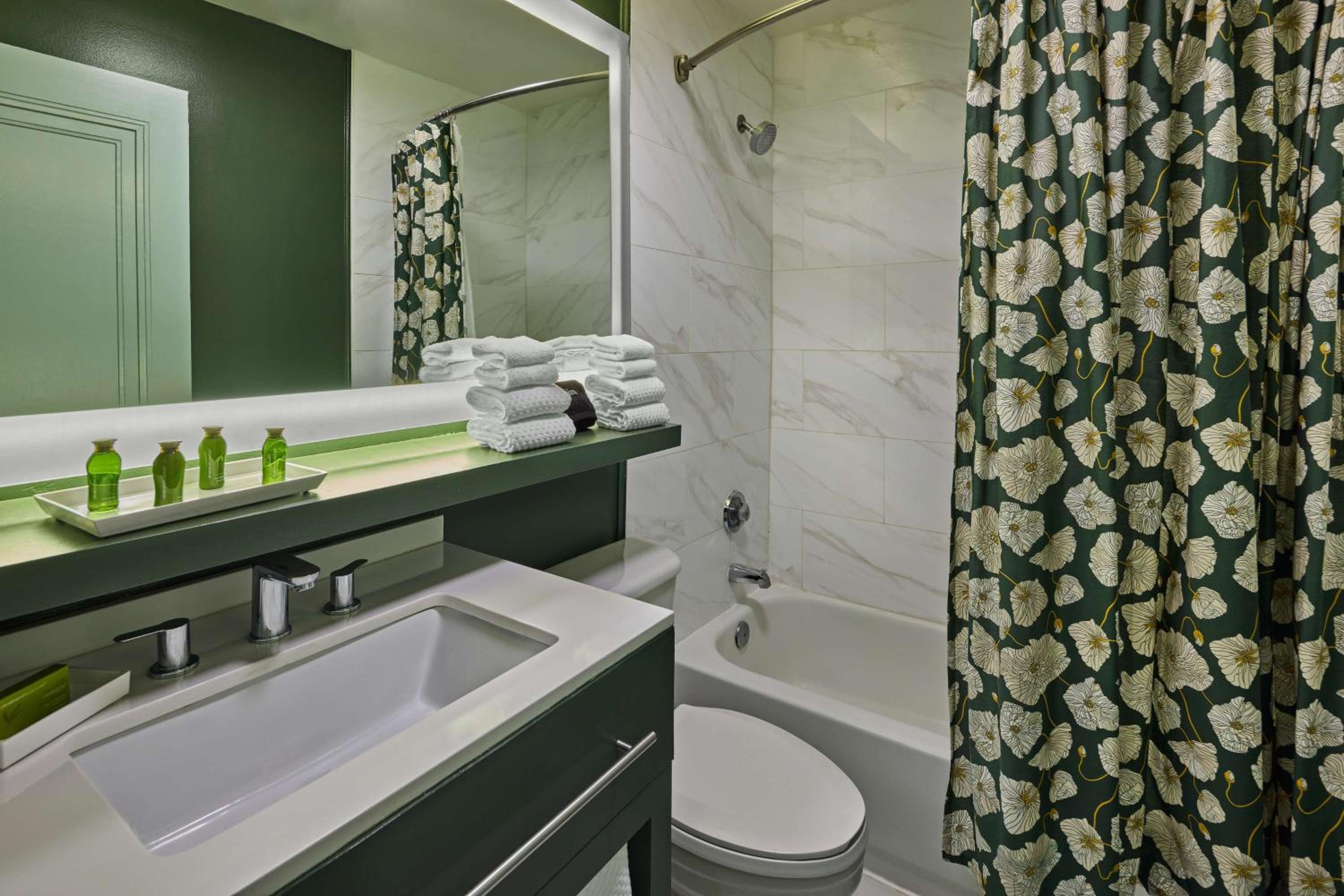 One-Bedroom Queen Suite - Photo 2