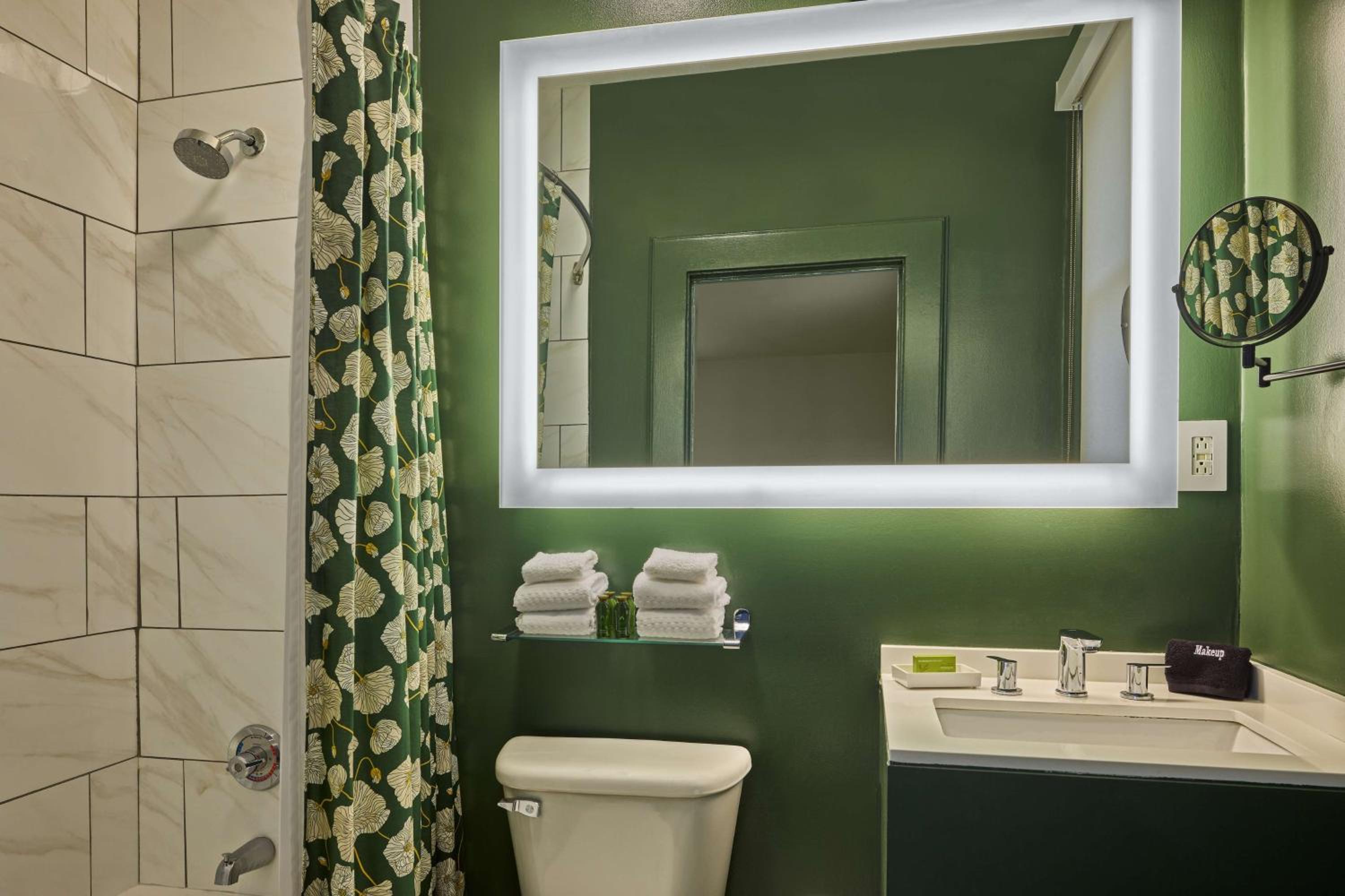Superior Queen Room with Two Queen Beds - Photo 2