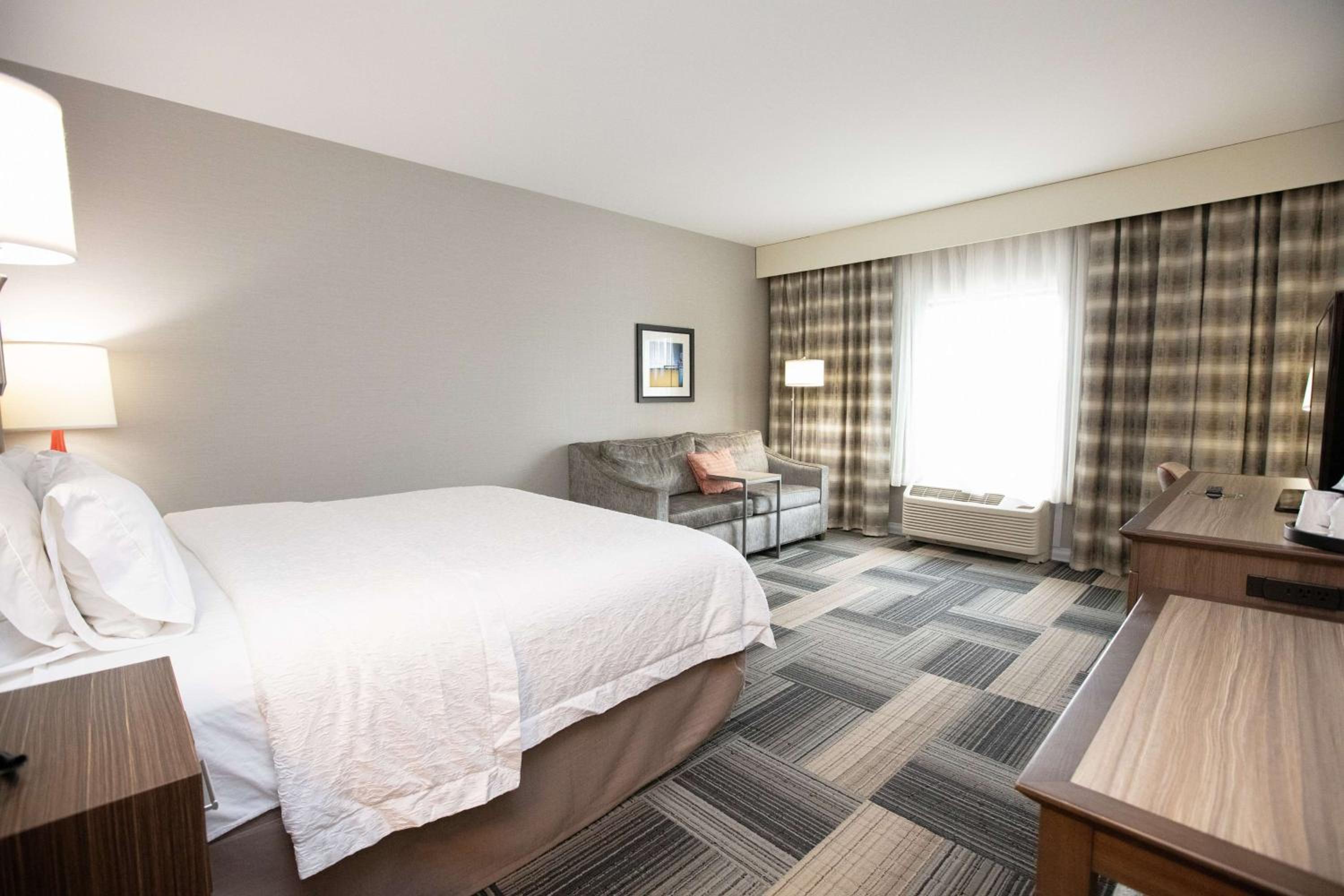 King Room with Sofa Bed - Mobility Access/Non-Smoking photo 2