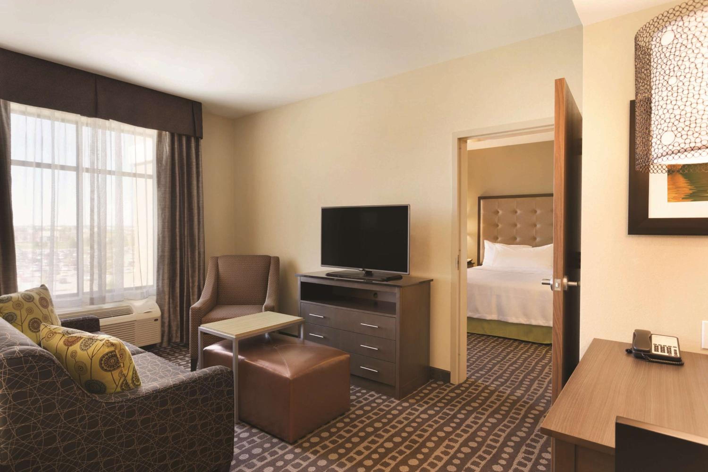 One-Bedroom Queen Suite with Two Queen Beds - Non-Smoking