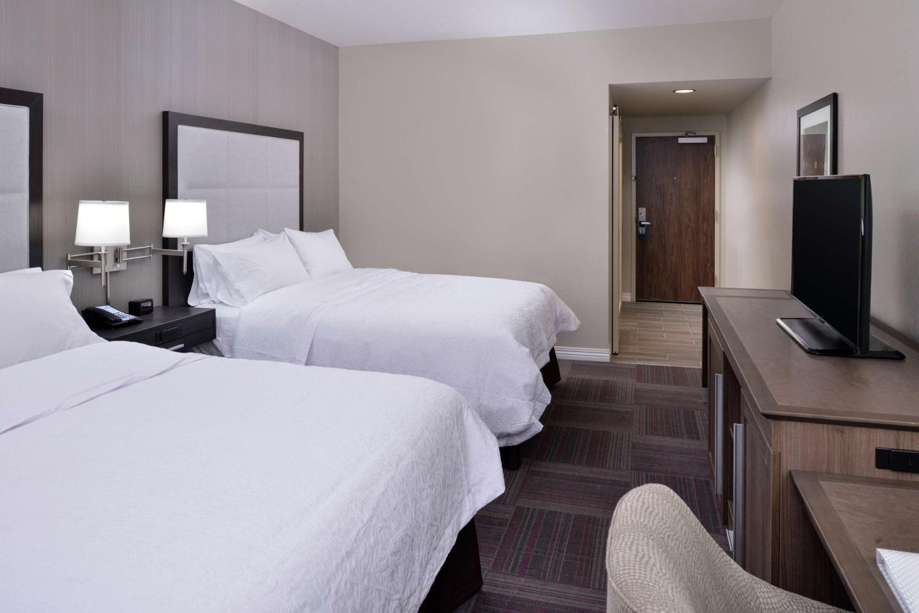Queen Room with Two Queen Beds (4 Adults) photo 1