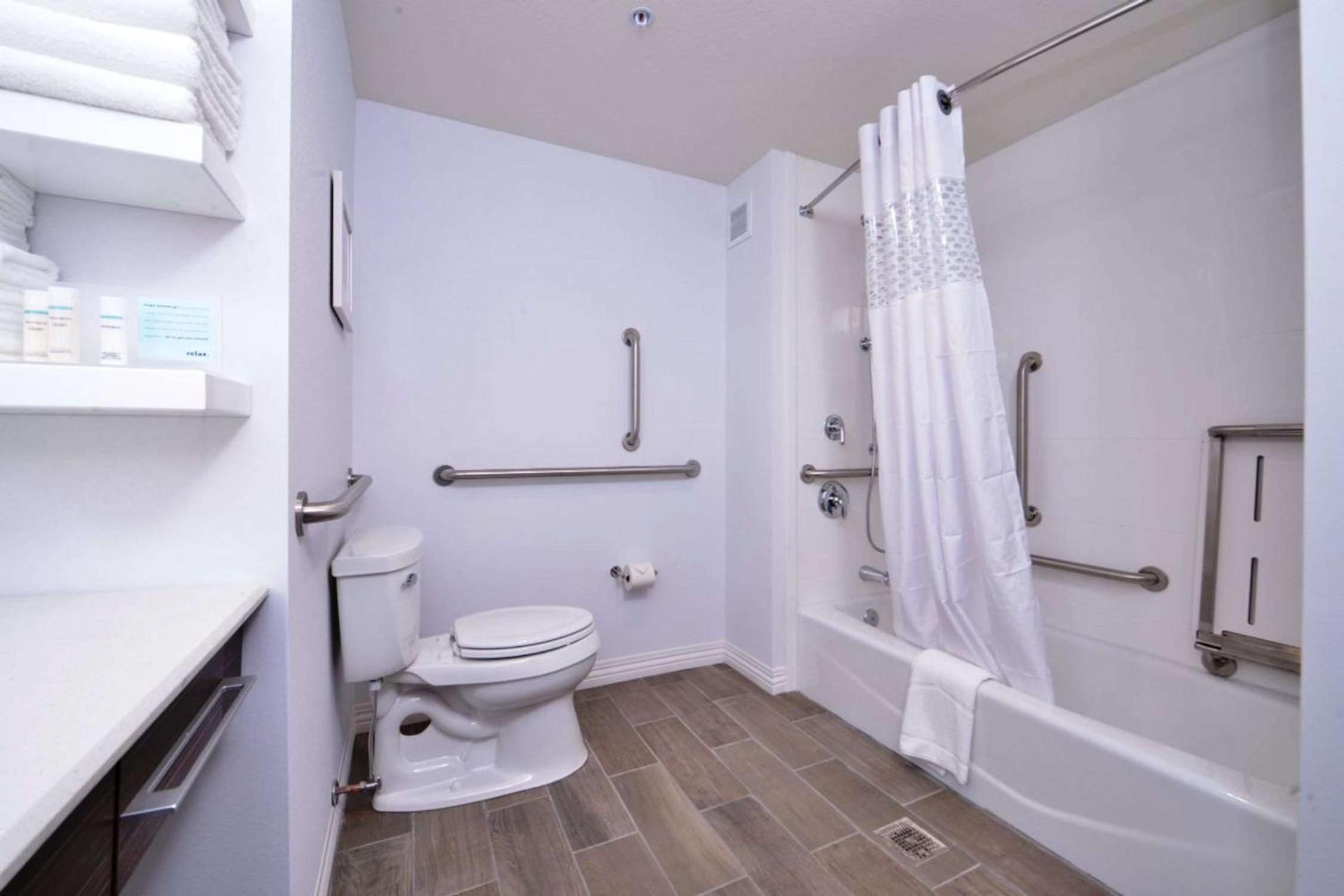 Queen Room with Two Queen Beds - Mobility and Hearing Access/Non-Smoking photo 3