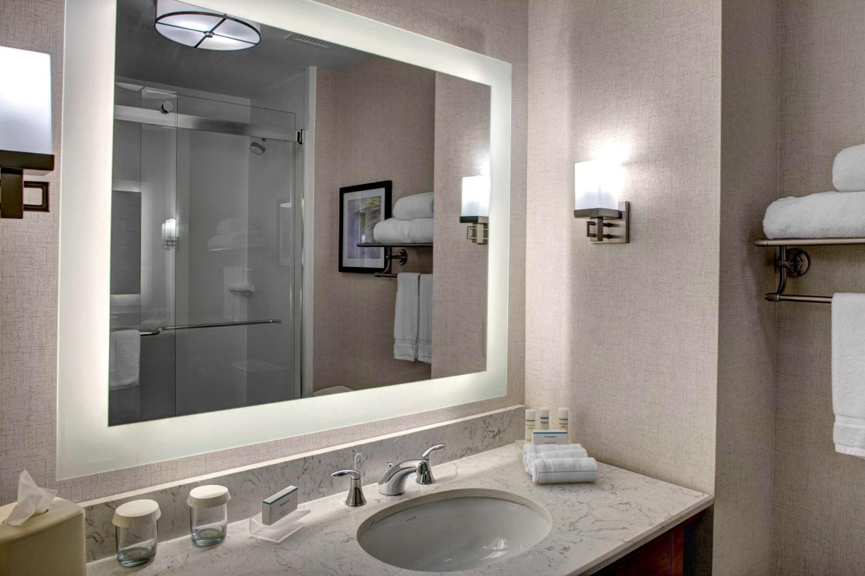 King Suite - Hearing Access/Non-Smoking photo 3