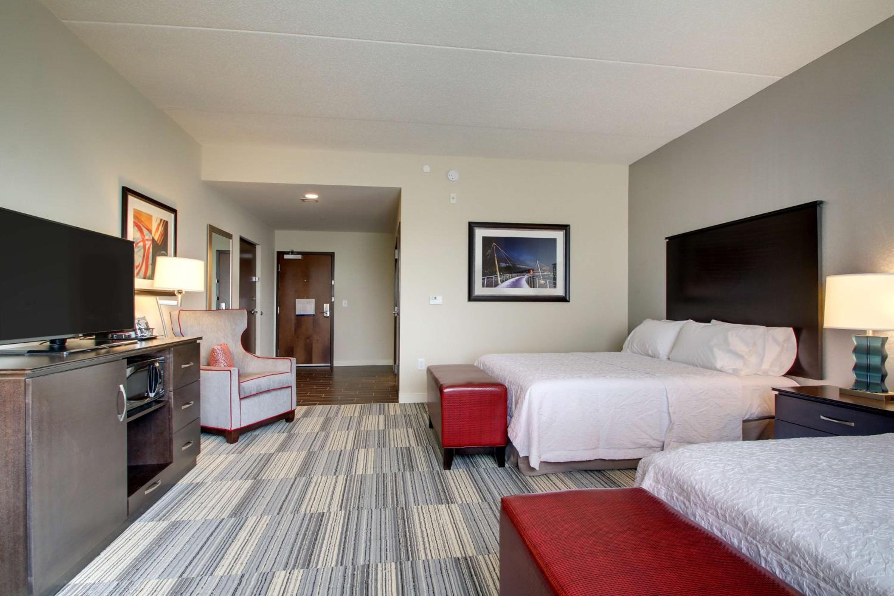 Queen Room with Two Queen Beds - Hearing Access/Non-Smoking photo 1