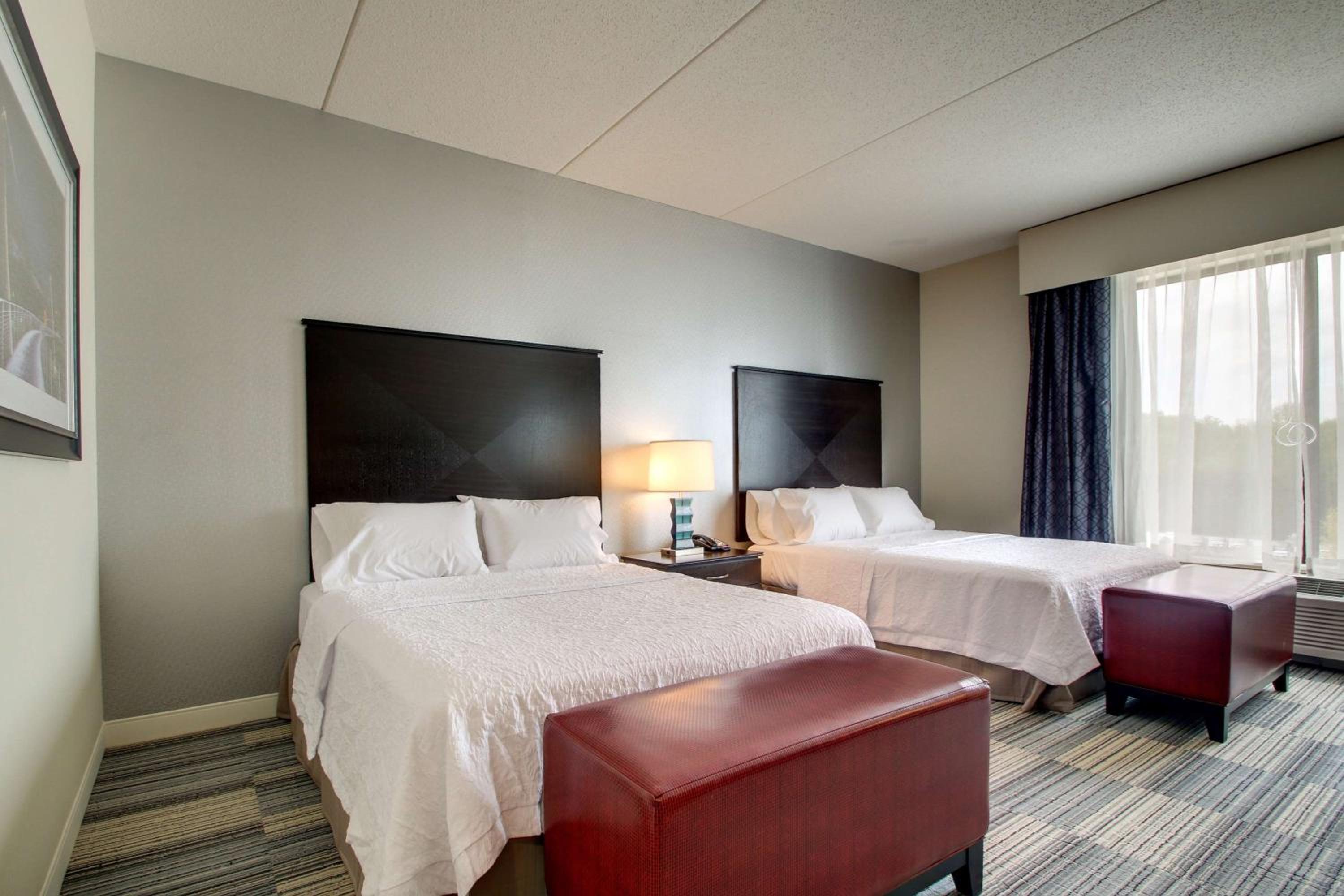 Queen Room with Two Queen Beds - Hearing Access/Non-Smoking photo 2