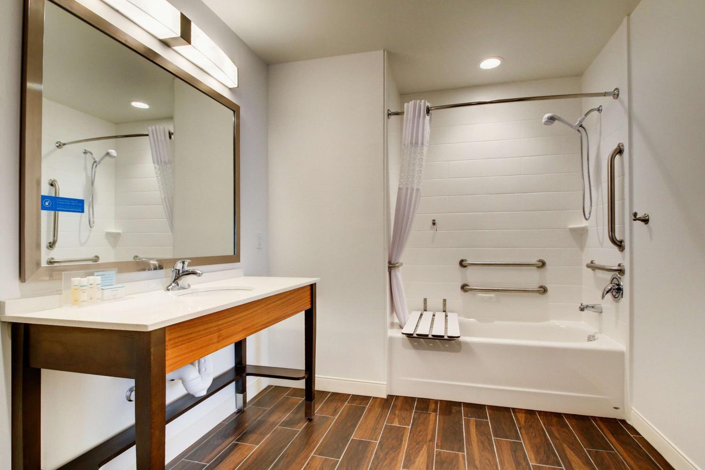 Queen Room with Two Queen Beds - Mobility Access/Non-Smoking photo 3