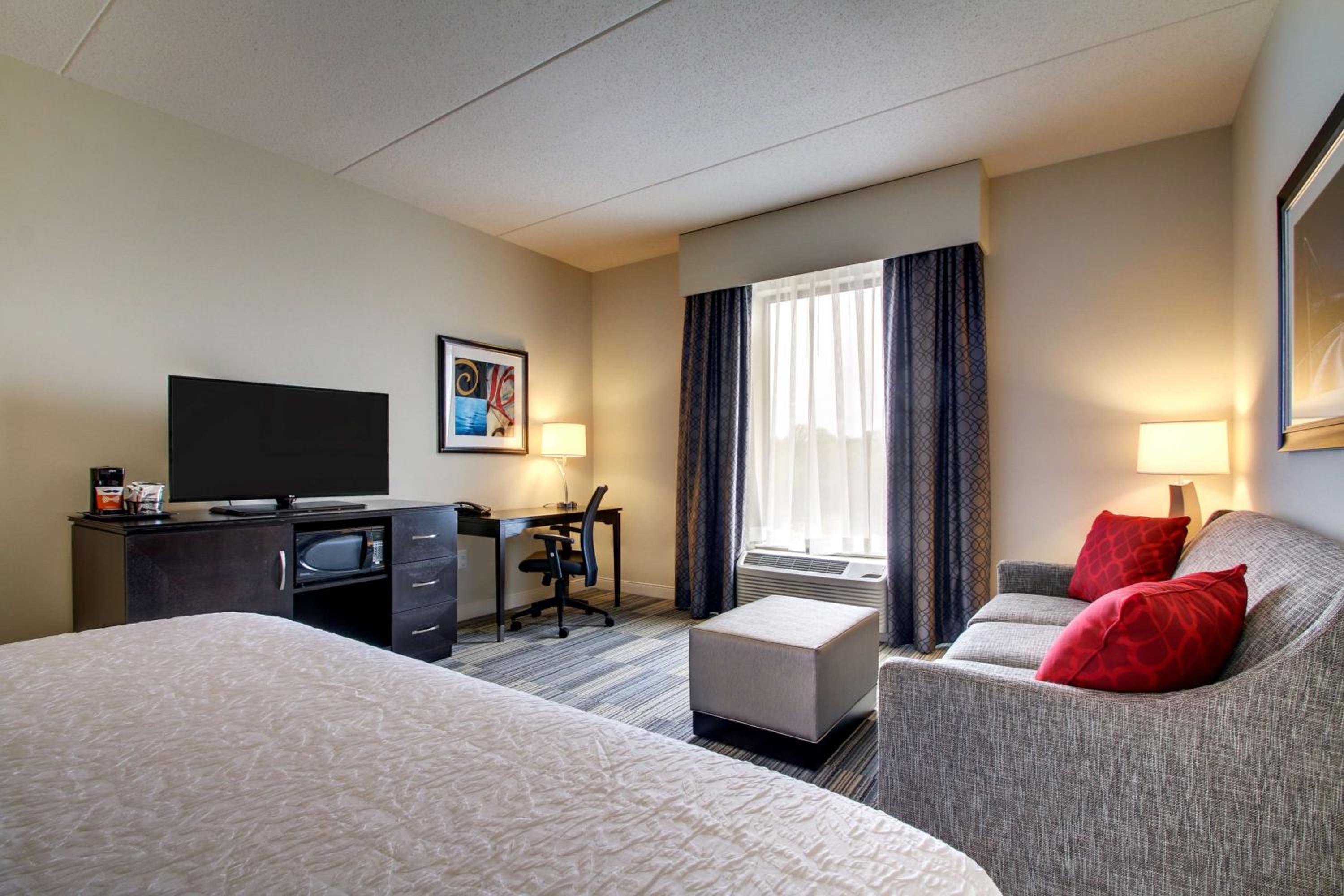 King Room with Sofa Bed - Non-Smoking photo 2