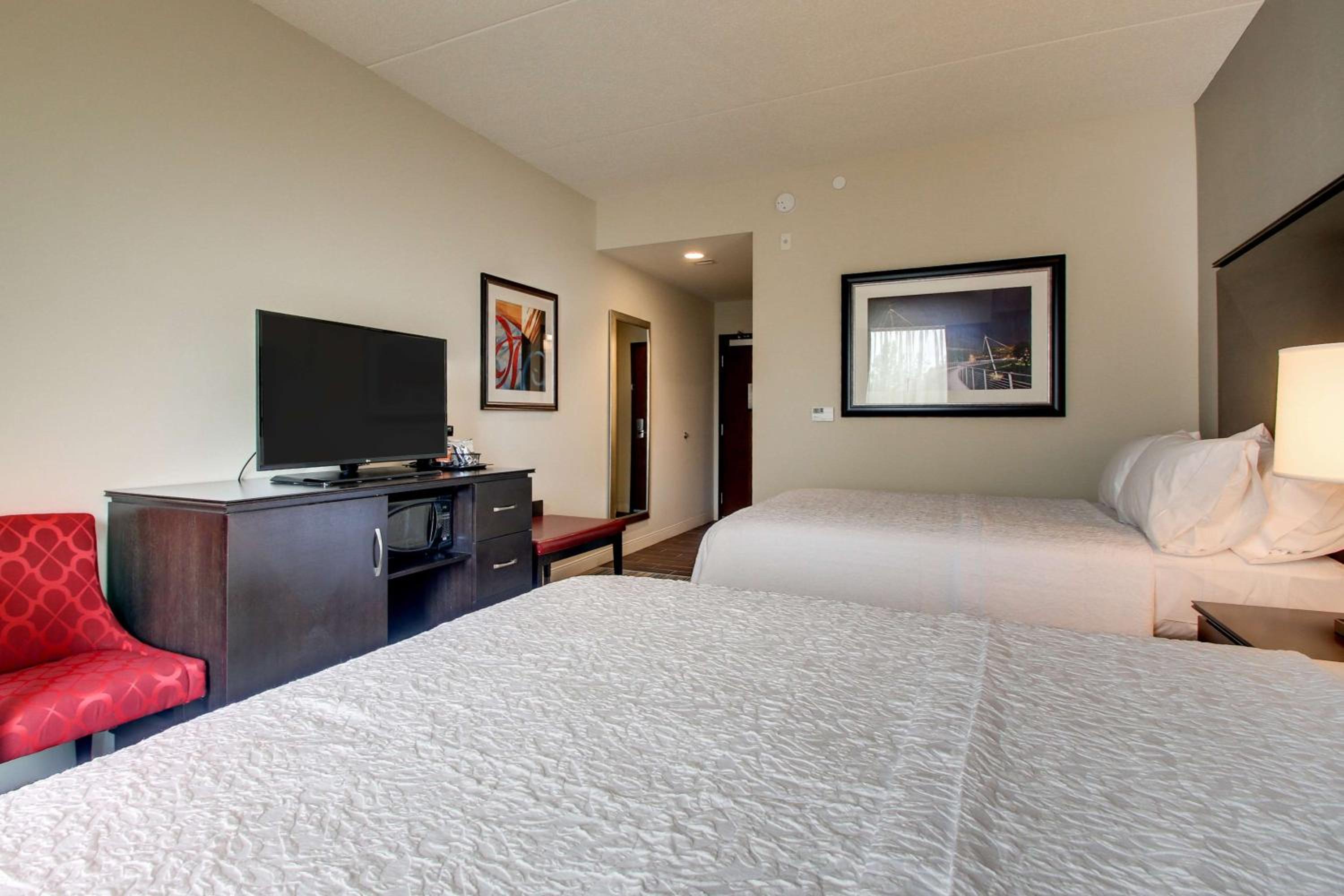Queen Room with Two Queen Beds (4 Adults) photo 3