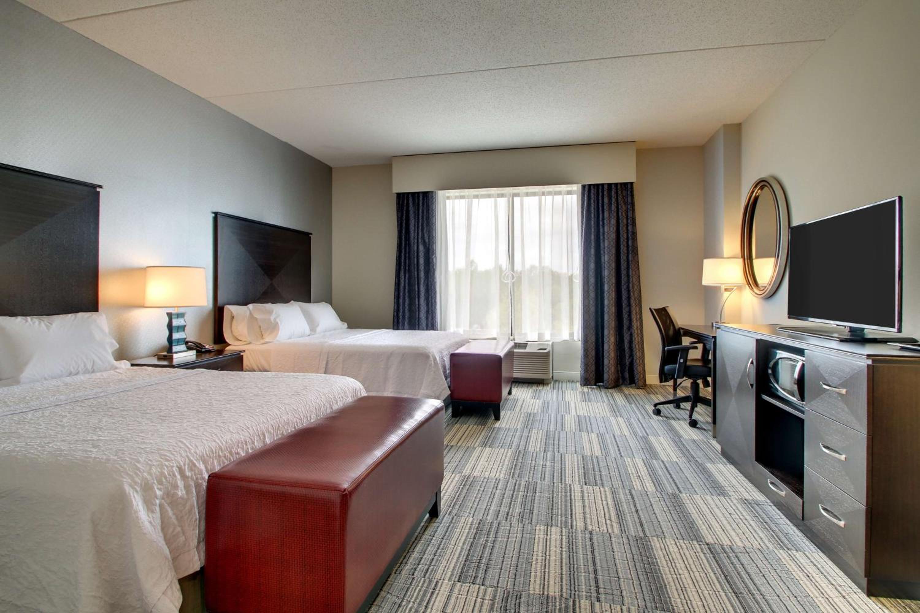Queen Room with Two Queen Beds - Hearing Access/Non-Smoking photo 3