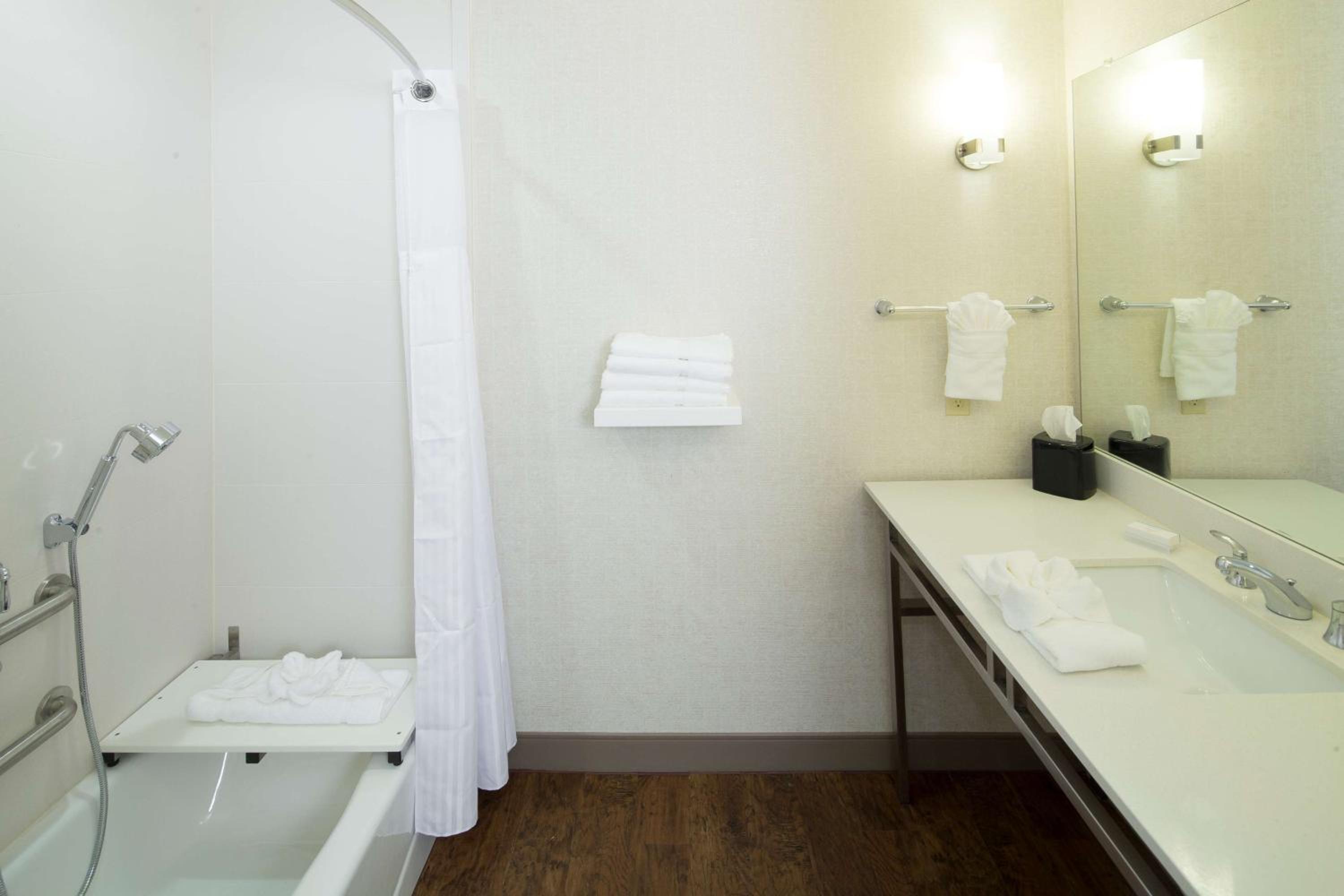 King Room with Accessible Tub - Mobility Access