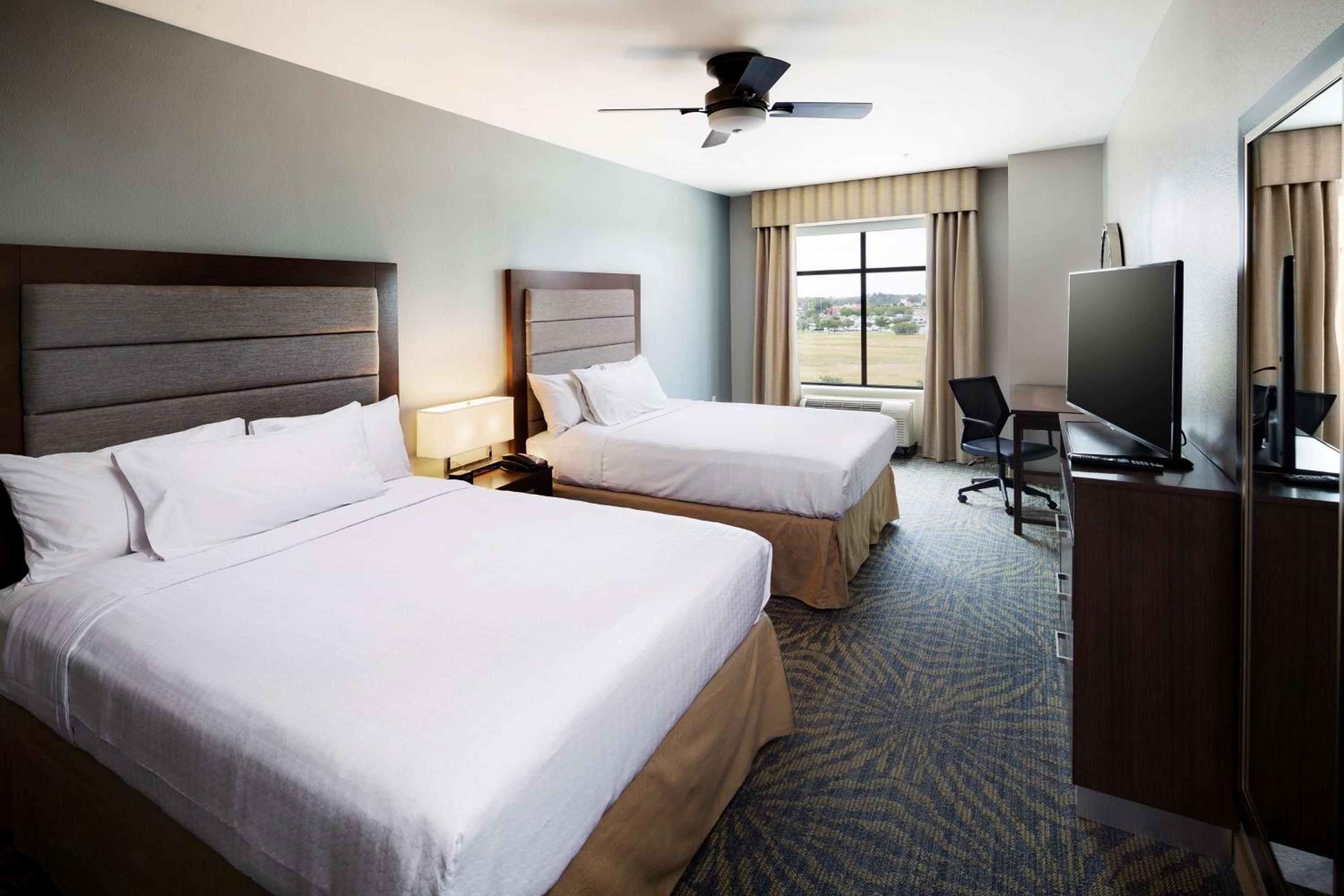 One-Bedroom Queen Suite with Two Queen Beds - Non-Smoking photo 1