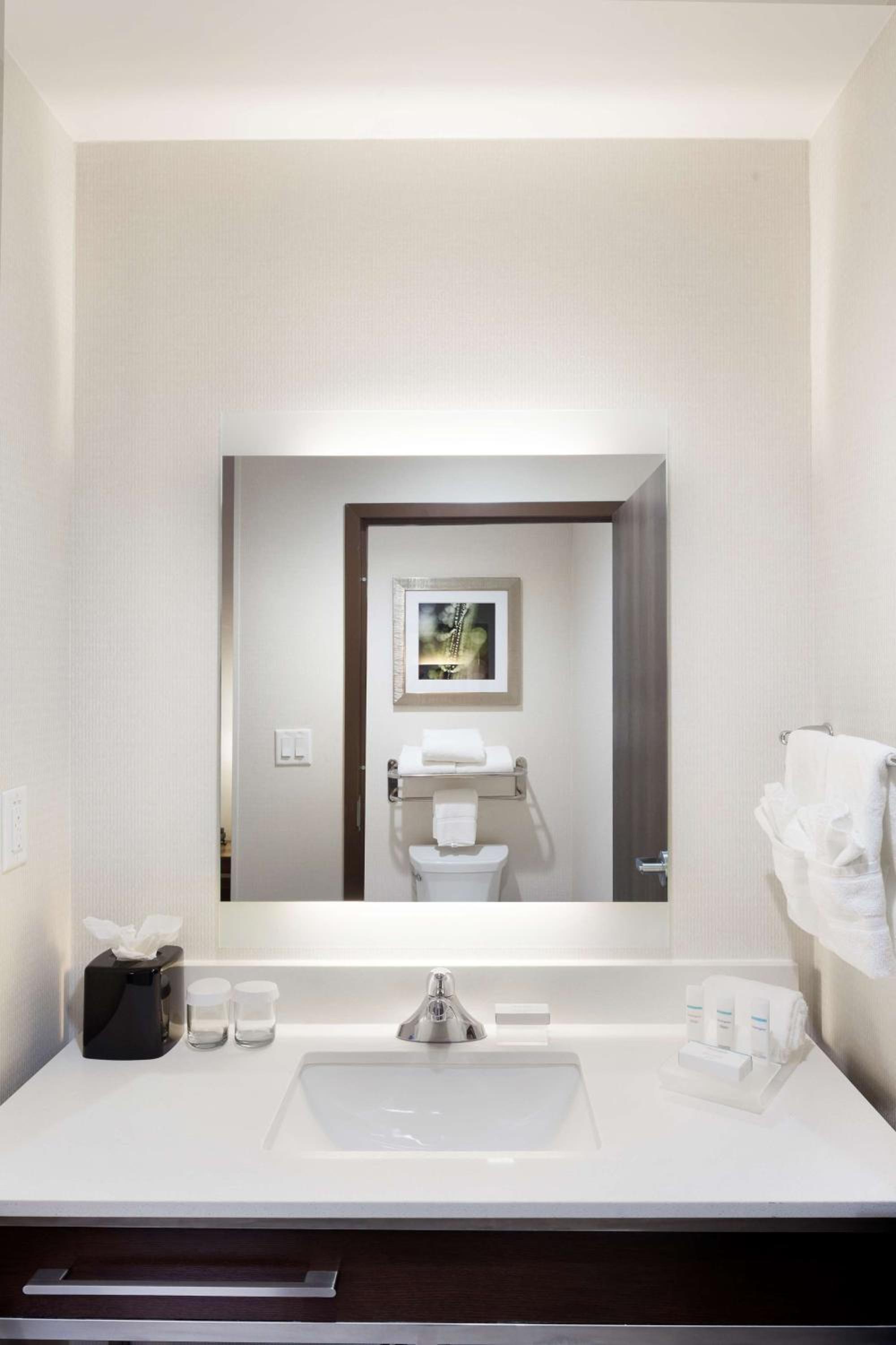 King Suite - Mobility Access/Non-Smoking photo 2
