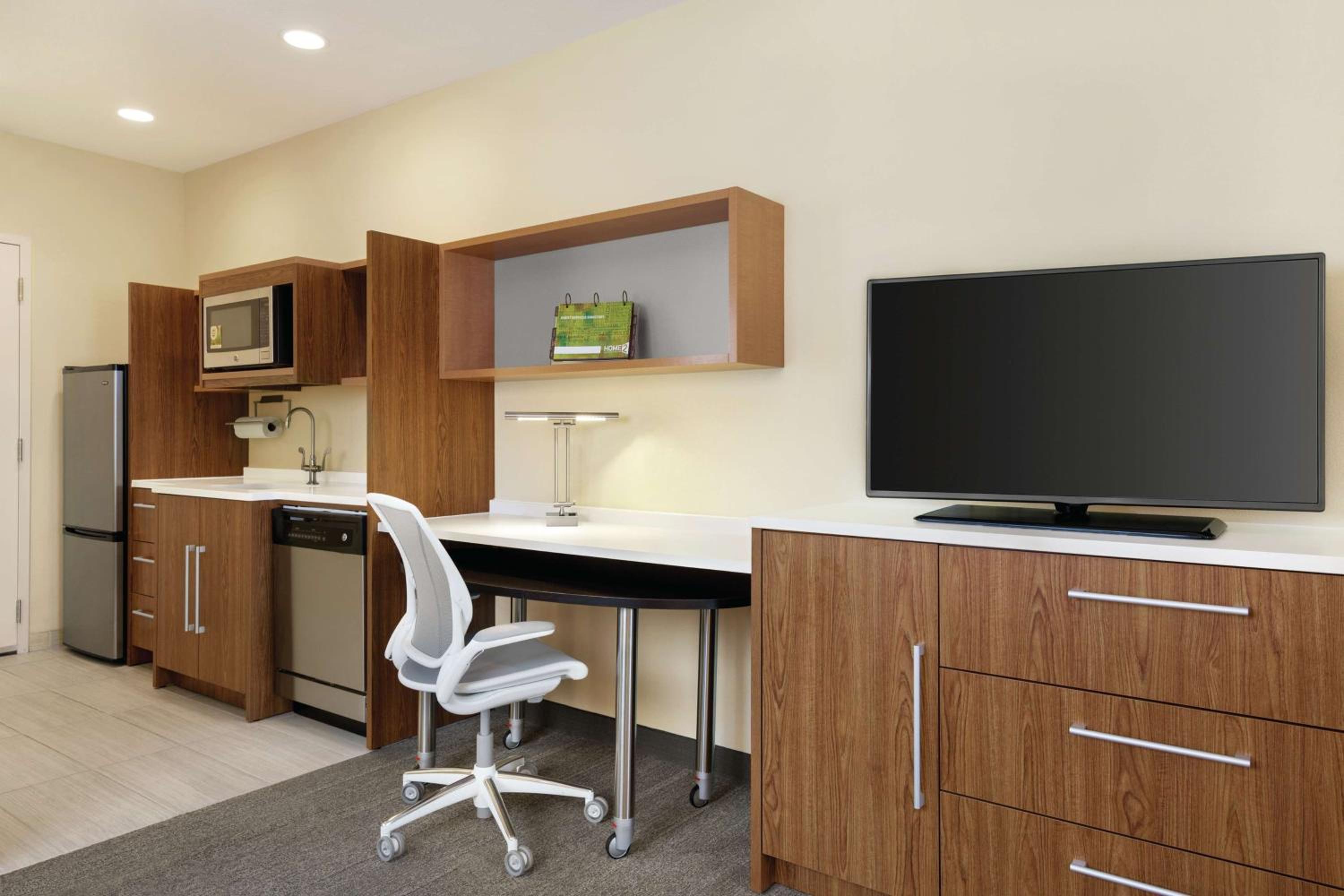 Queen Studio Suite - Hearing Access/Non-Smoking photo 2