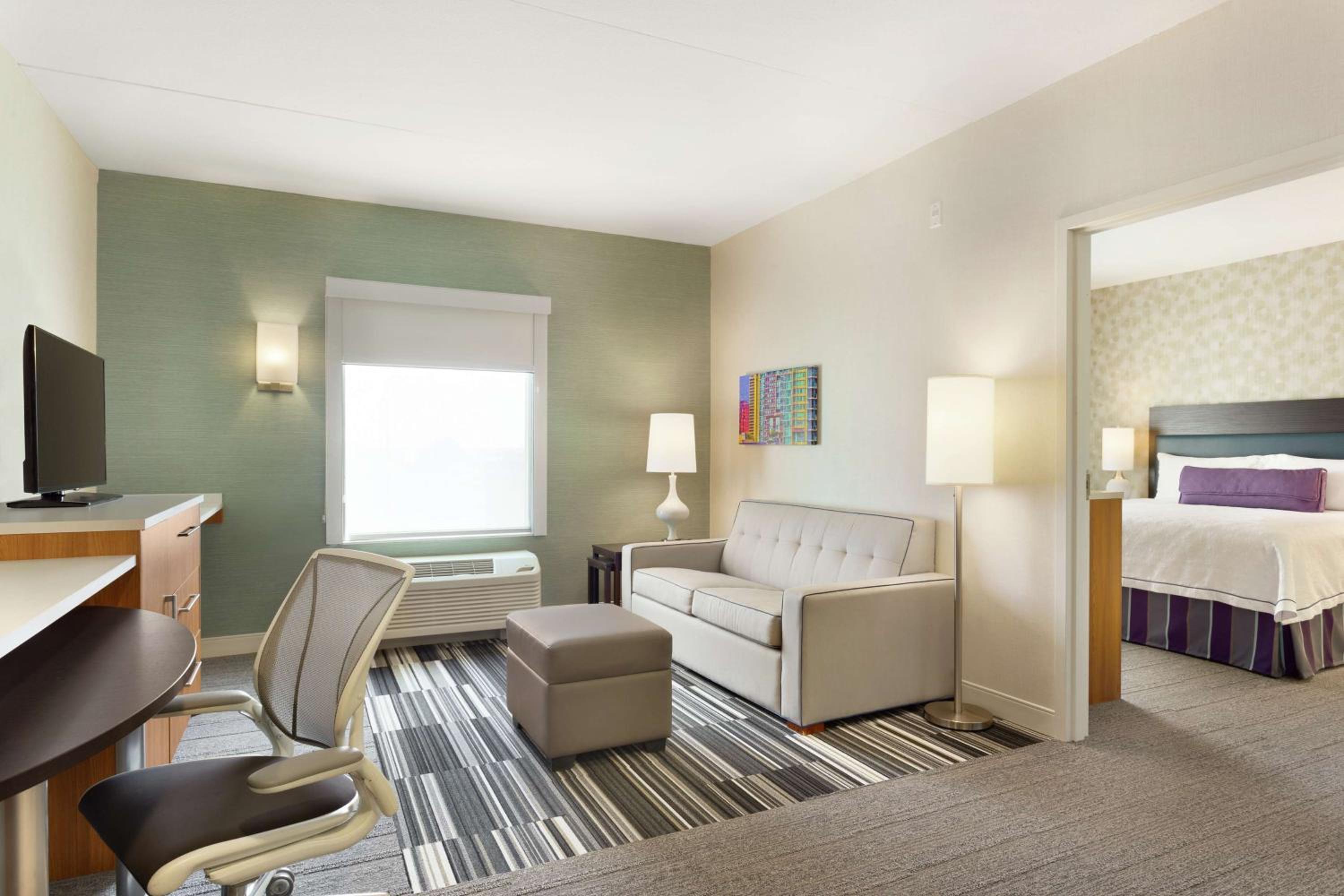 Queen Suite with Roll-In Shower - Mobility Access