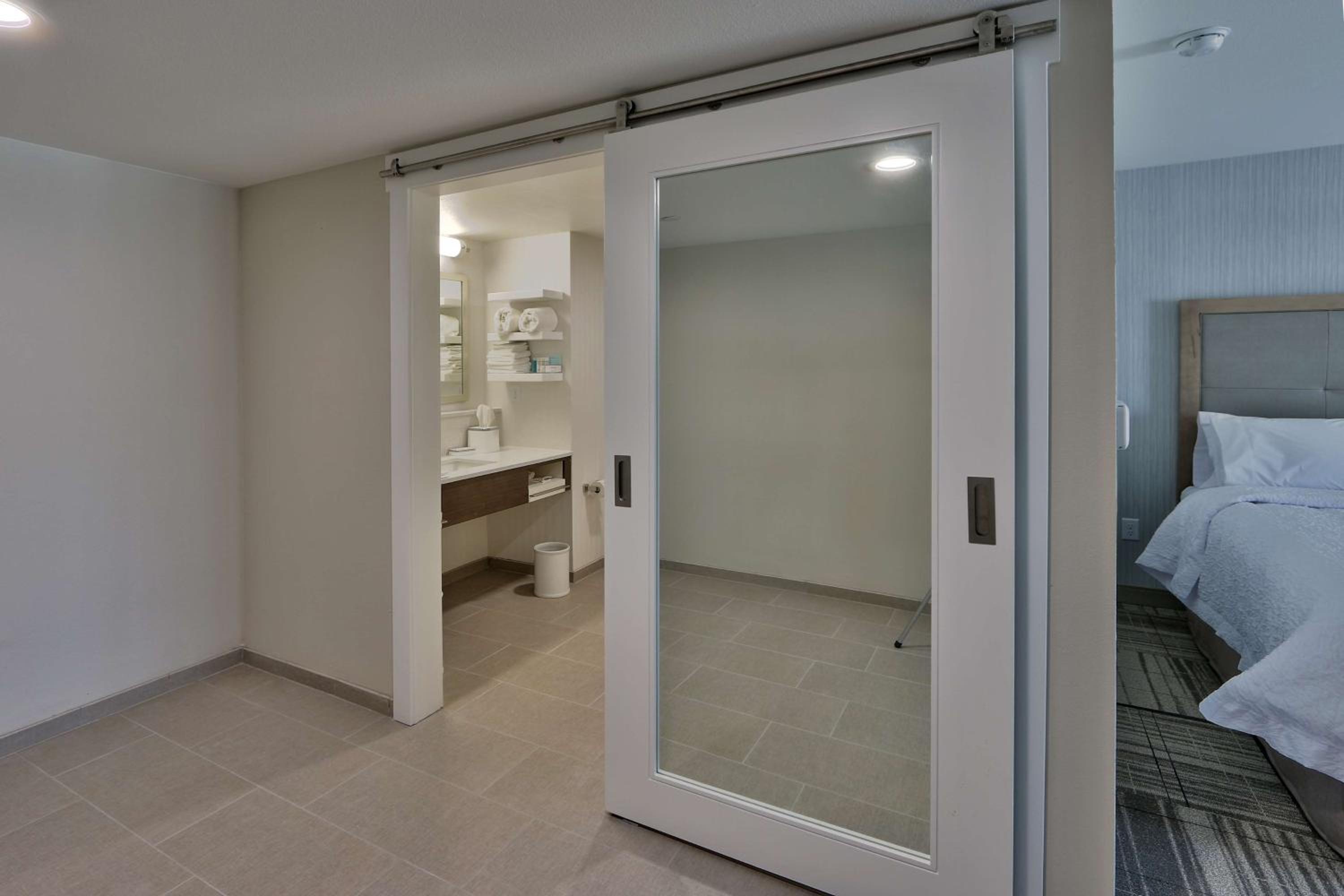 King Room with Accessible Tub - Mobility and Hearing Access/Non-Smoking photo 3