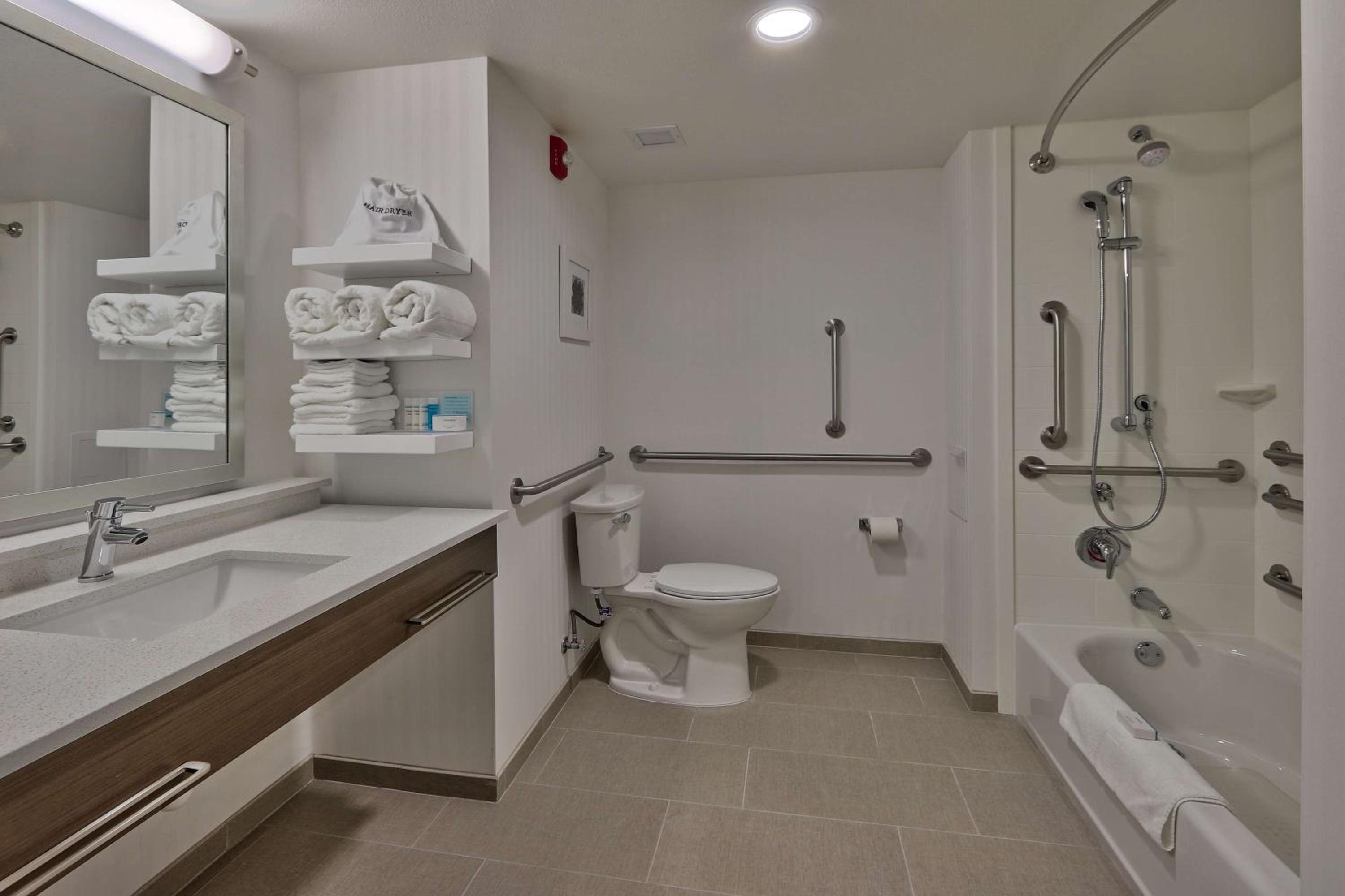King Room with Accessible Tub - Mobility and Hearing Access/Non-Smoking photo 2