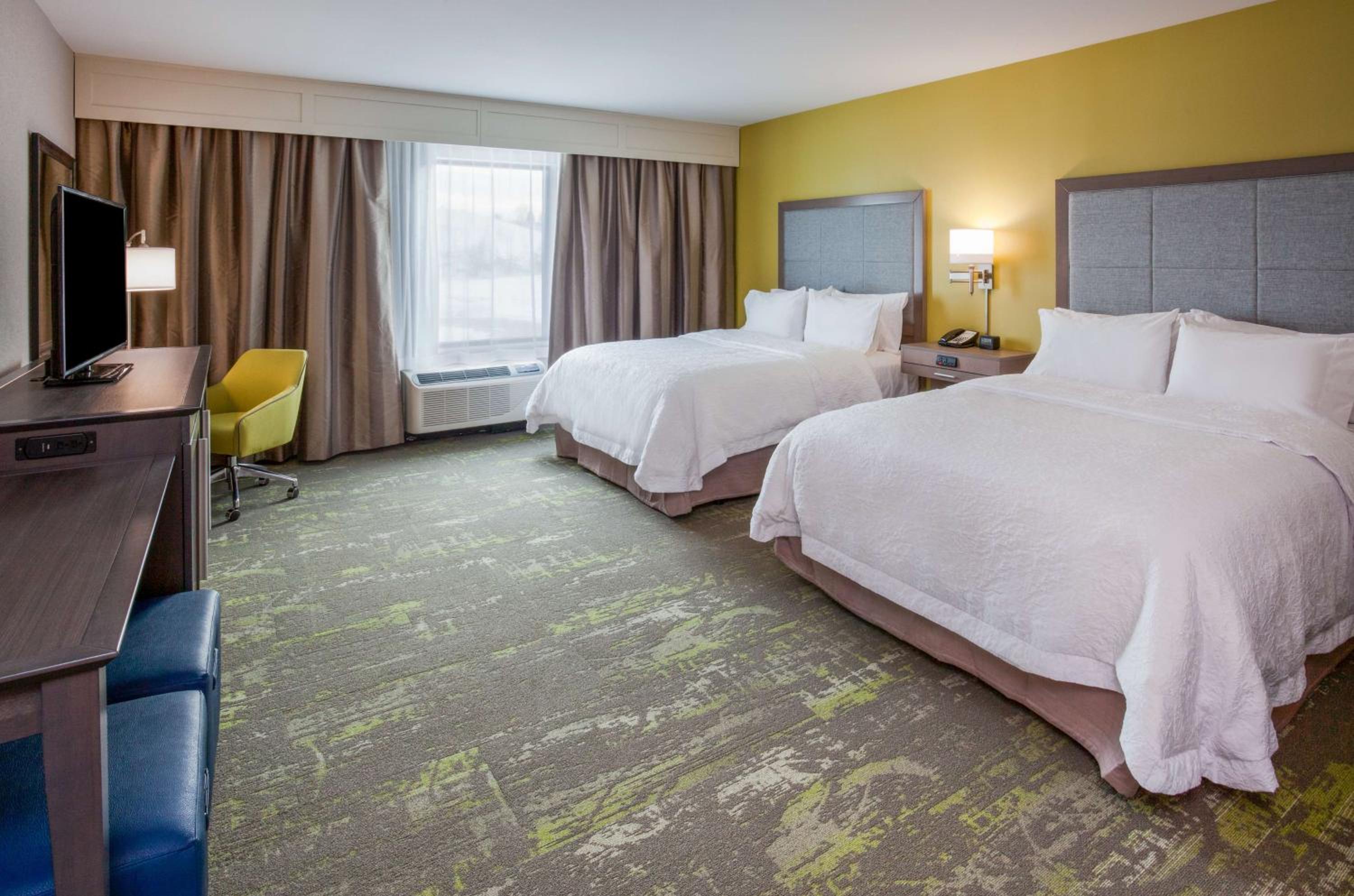 Queen Room with Two Queen Beds - Hearing Access/Non-Smoking photo 3