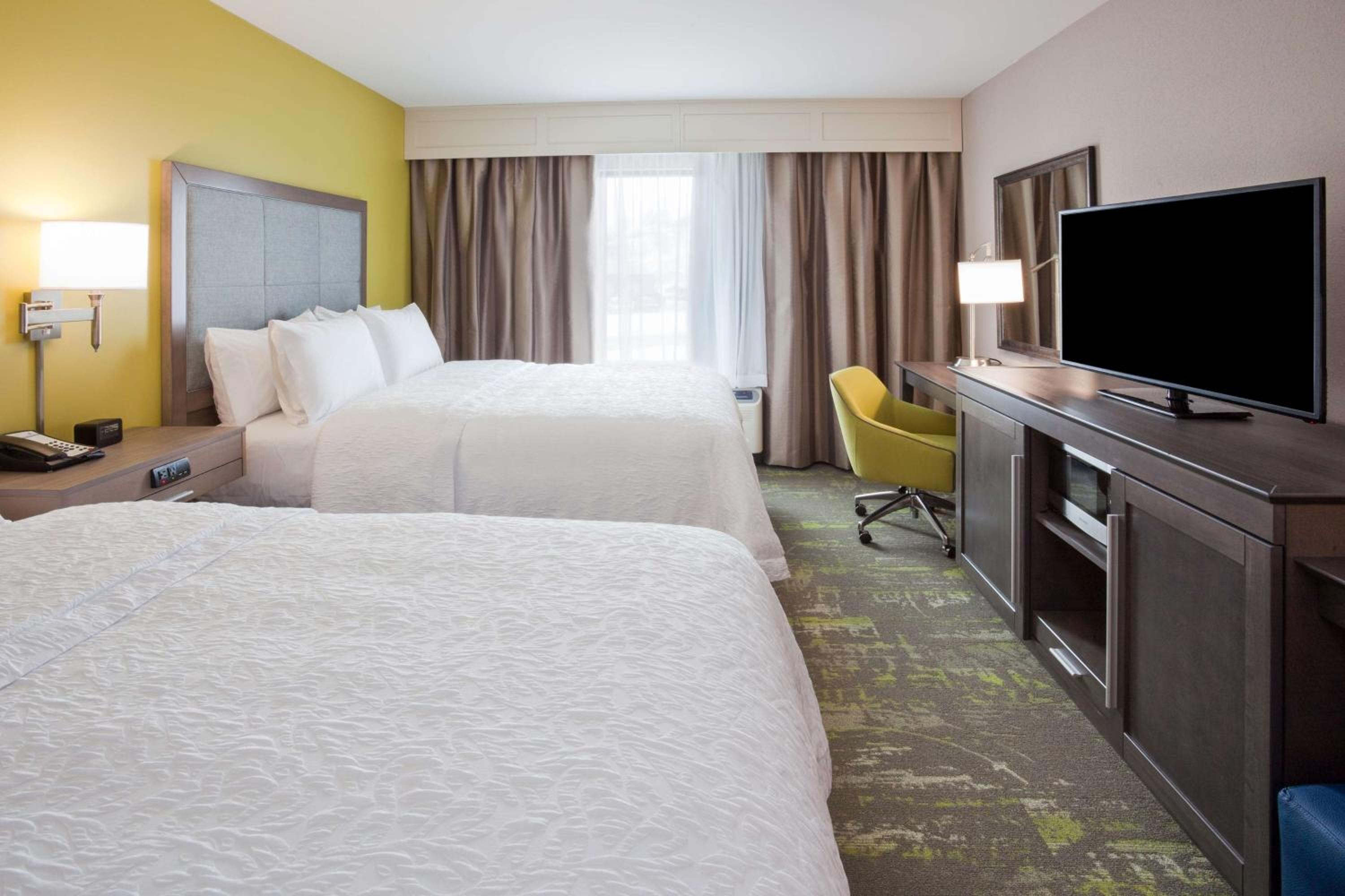 Queen Room with Two Queen Beds (4 Adults) photo 1