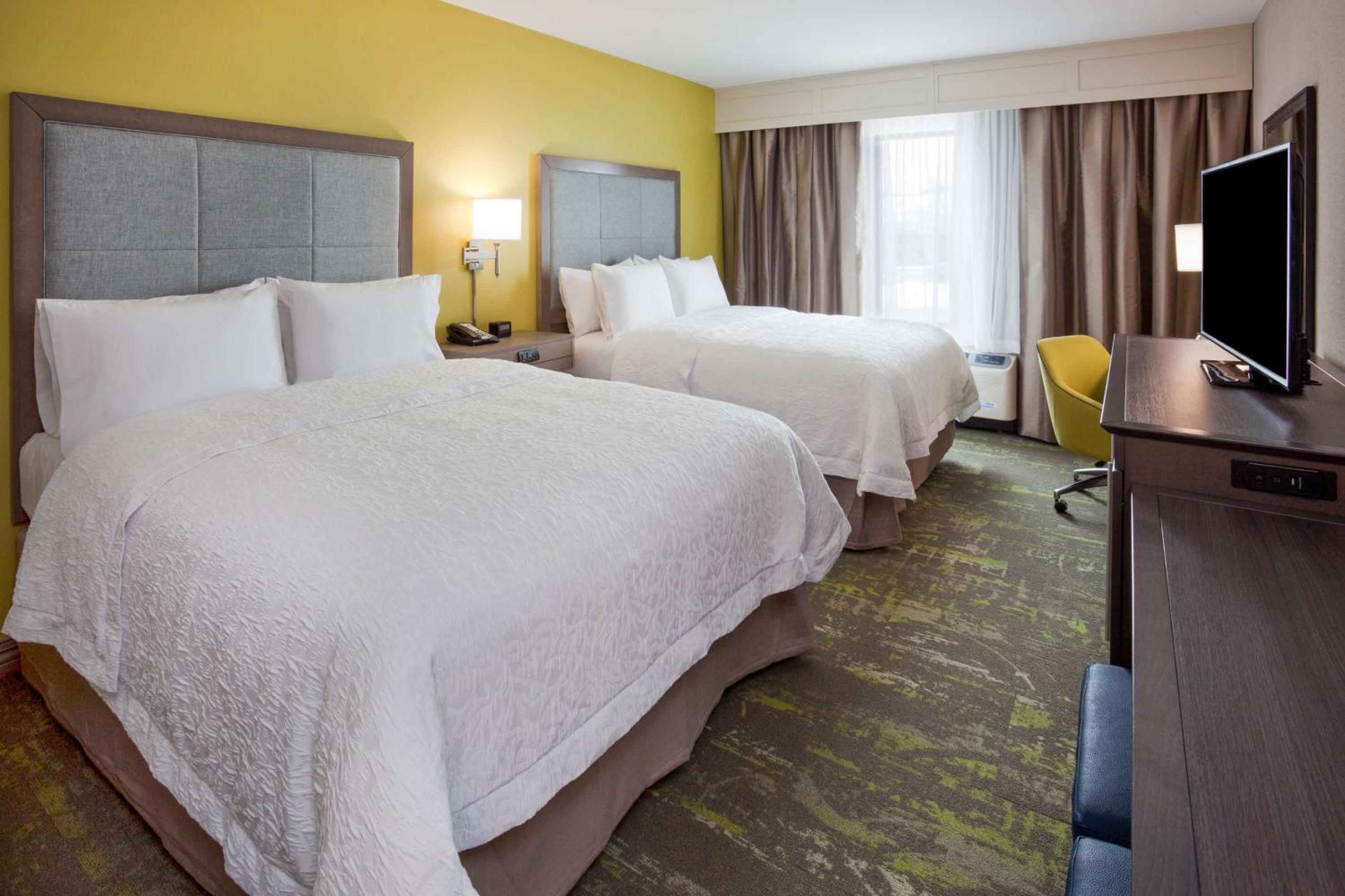 Queen Room with Two Queen Beds (4 Adults) photo 3