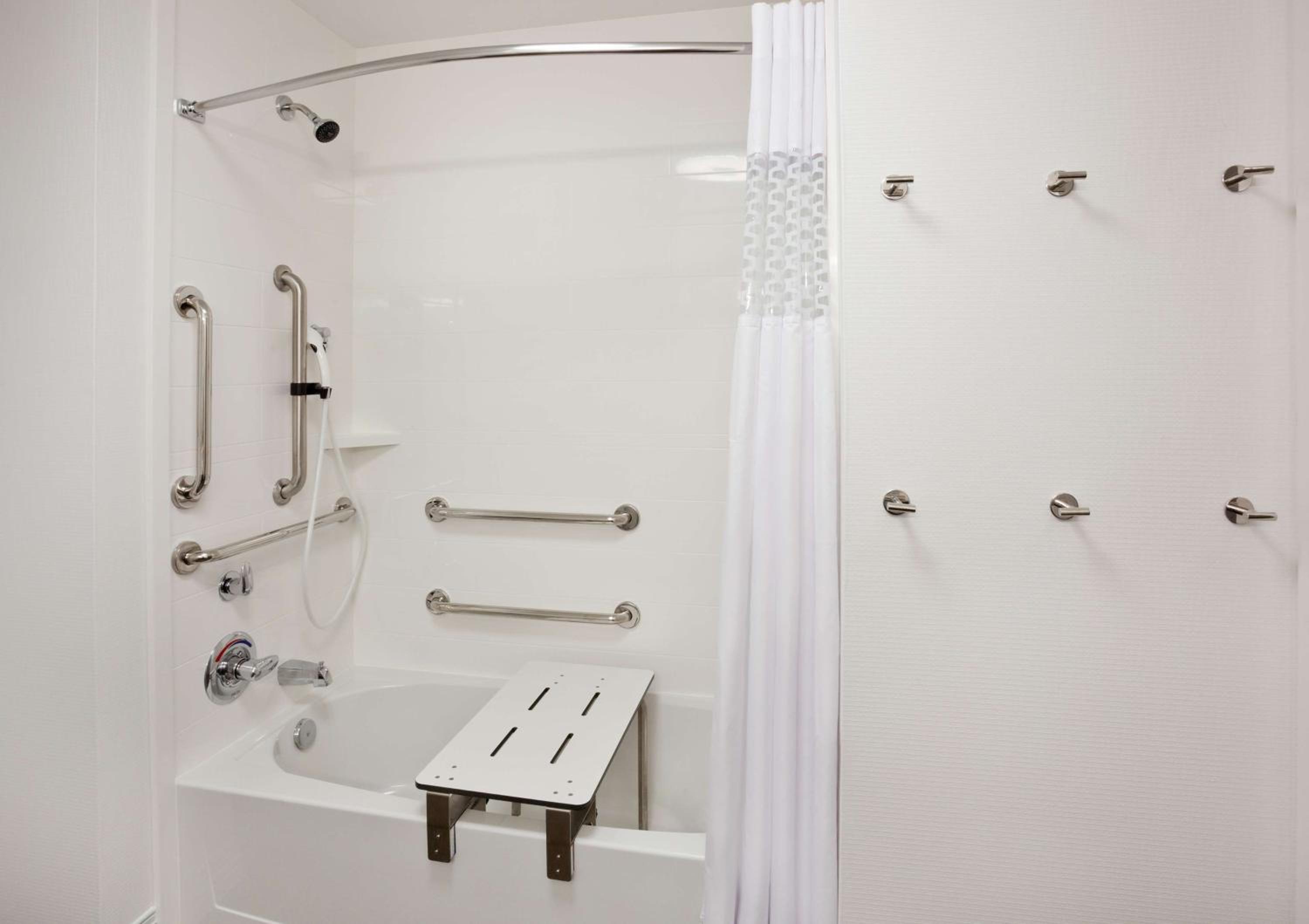Queen Room with Two Queen Beds - Mobility and Hearing Access/Non-Smoking photo 3