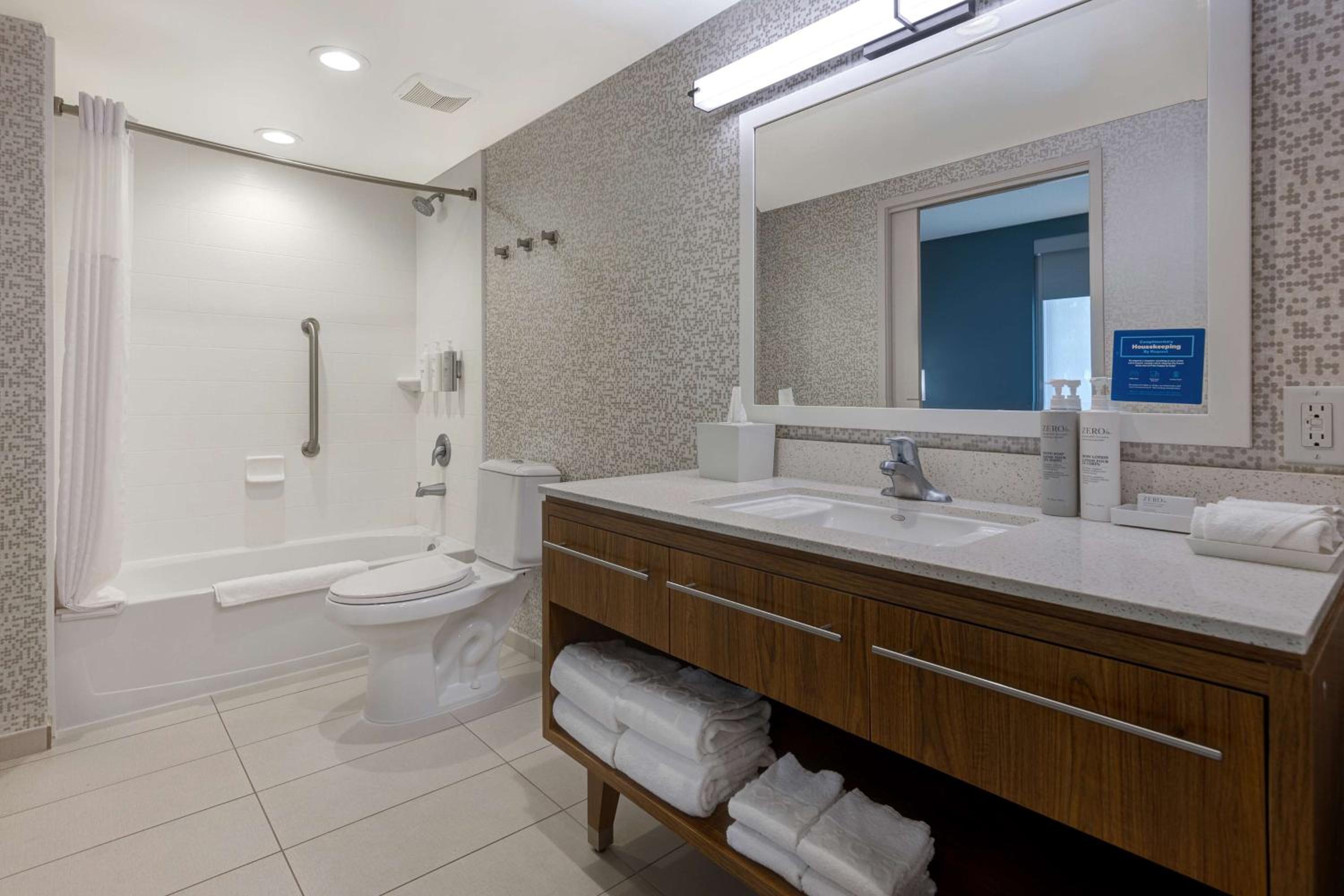 One-Bedroom King Suite - Non-Smoking thumbnail 6