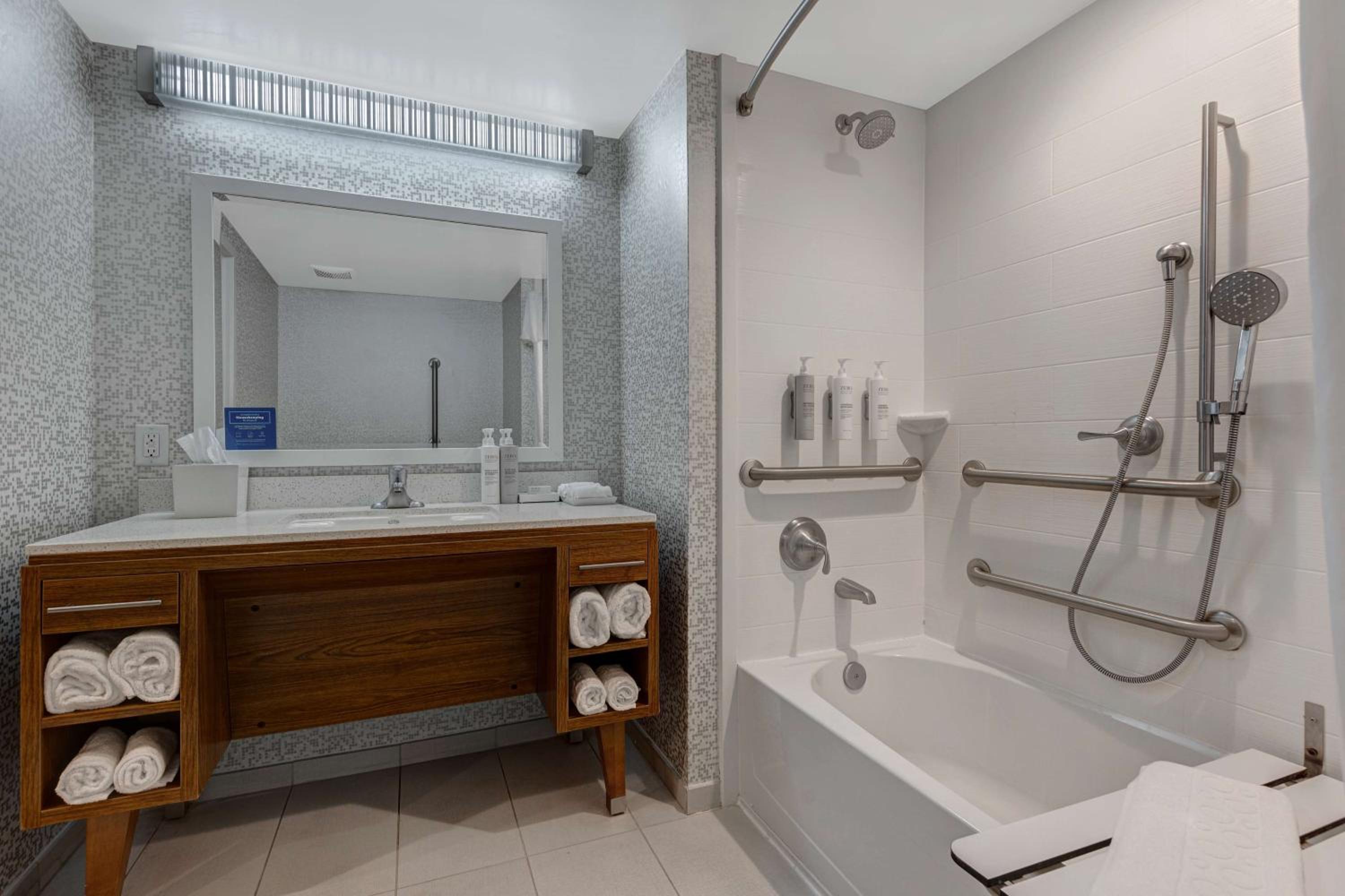 King Suite - Mobility Access/Non-Smoking
