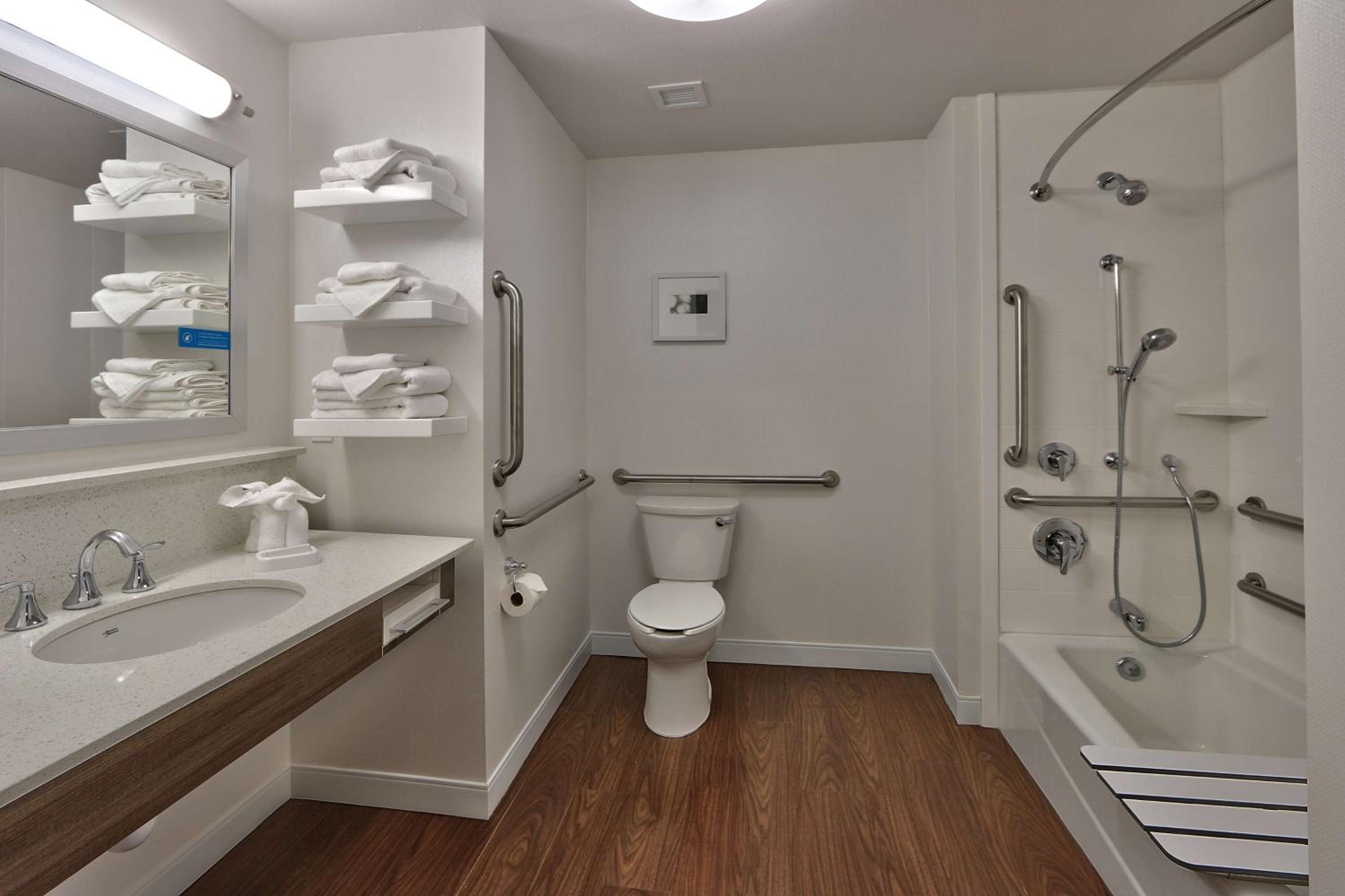 Queen Room with Two Queen Beds - Mobility and Hearing Access/Non-Smoking photo 3