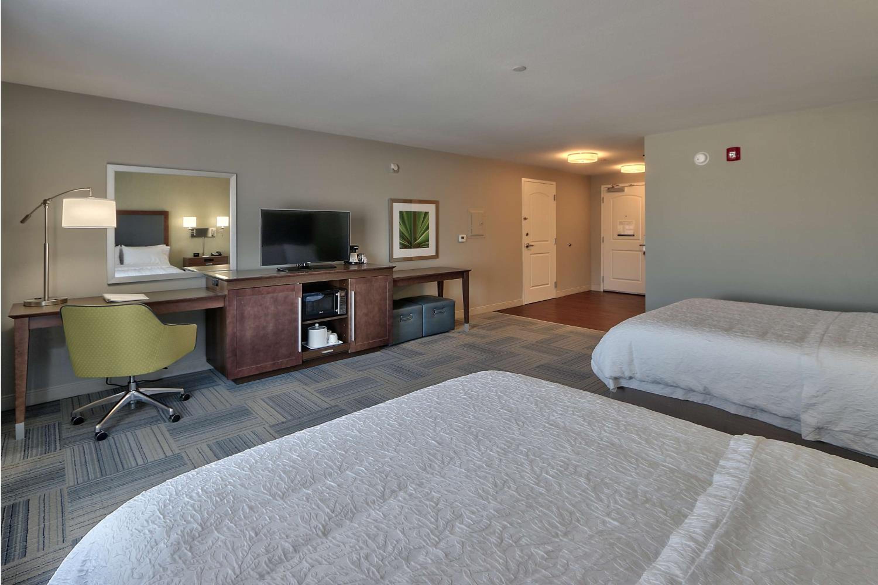 Queen Room with Two Queen Beds - Mobility and Hearing Access/Non-Smoking photo 2