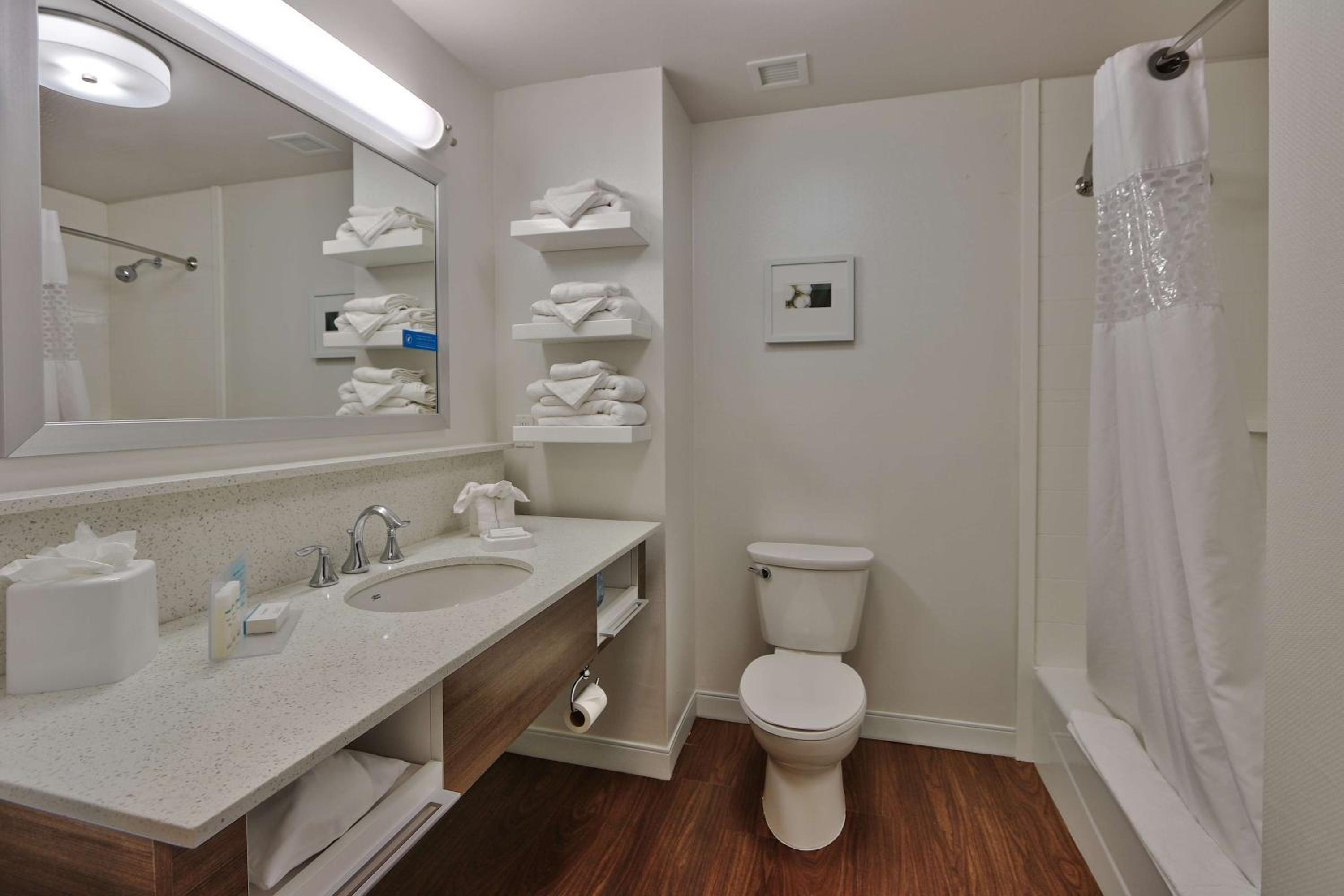 Queen Room with Two Queen Beds (4 Adults) photo 2