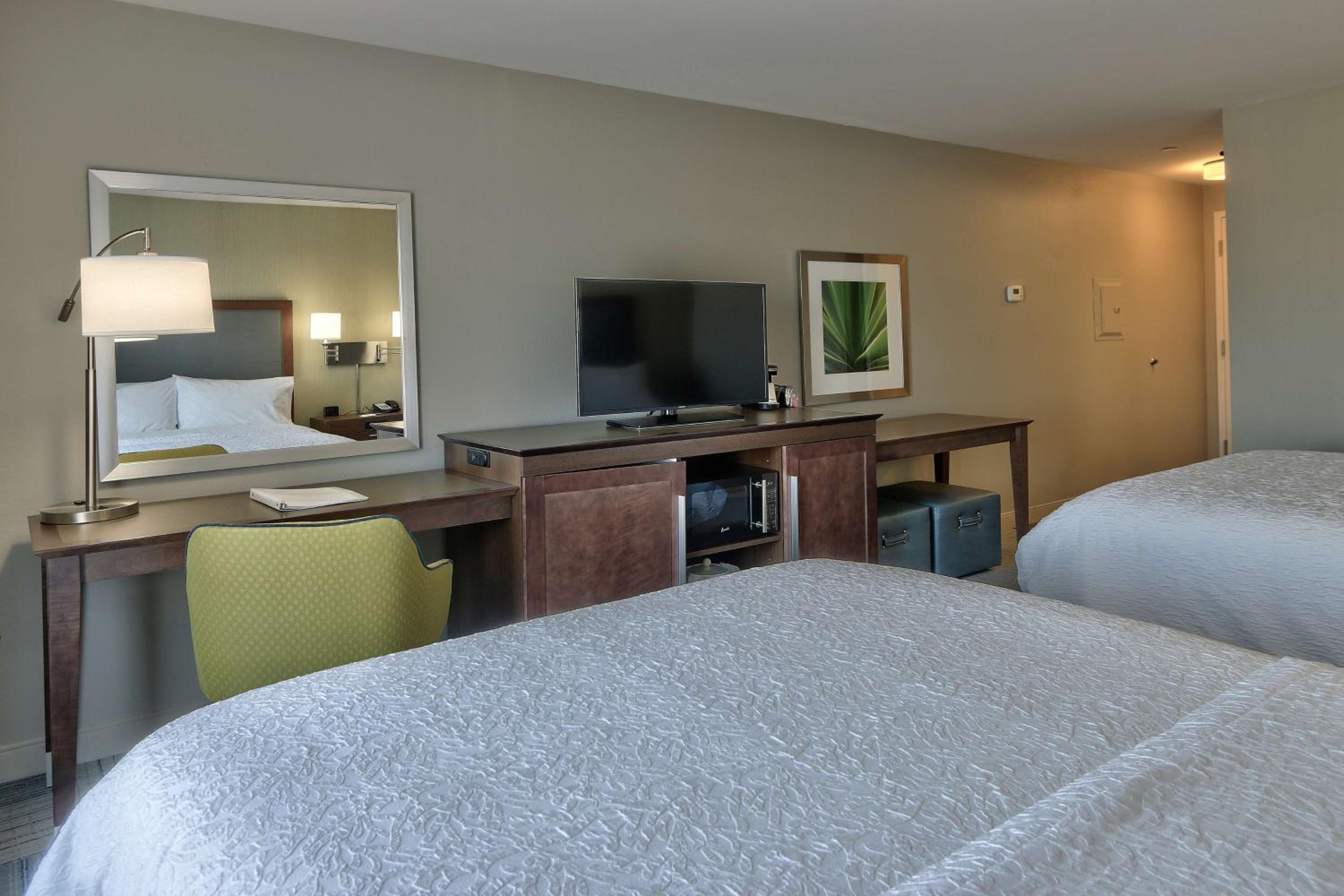 Queen Room with Two Queen Beds (4 Adults) photo 1