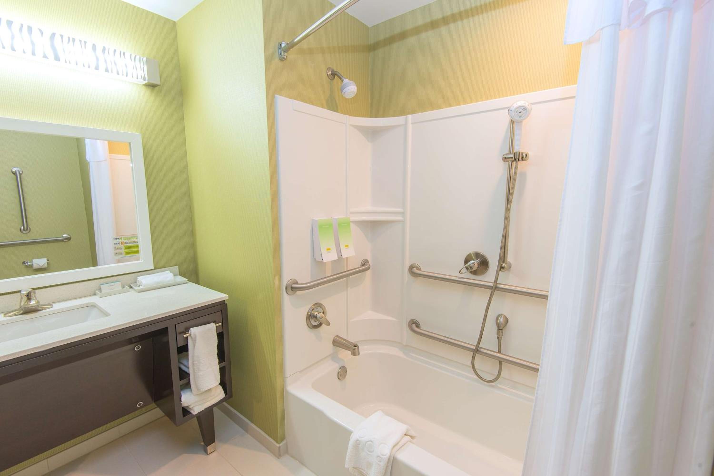 King Suite - Mobility and Hearing Access/Non-Smoking - Photo 4