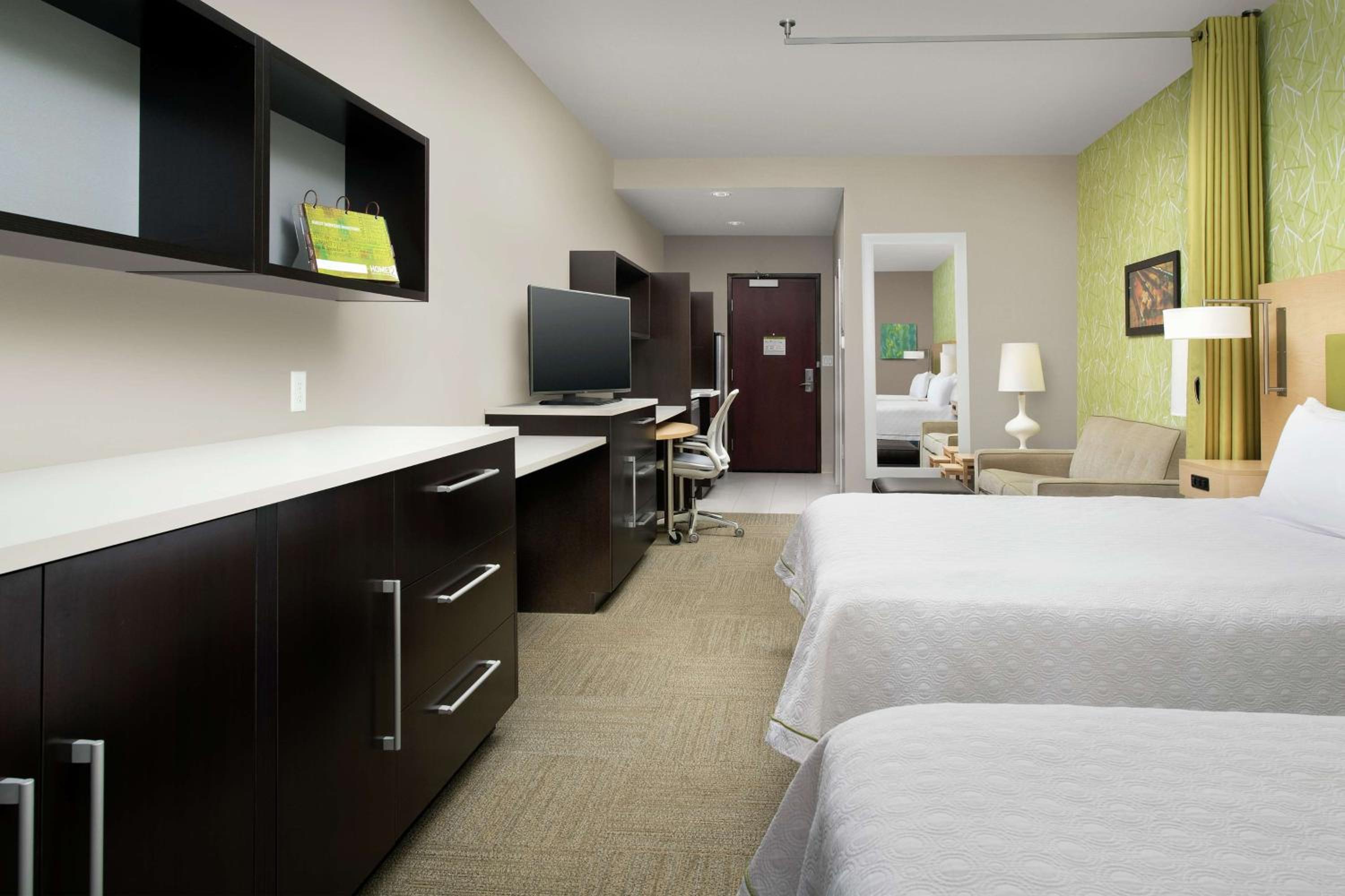 Queen Studio with Two Queen Beds - Non-Smoking - Photo 2