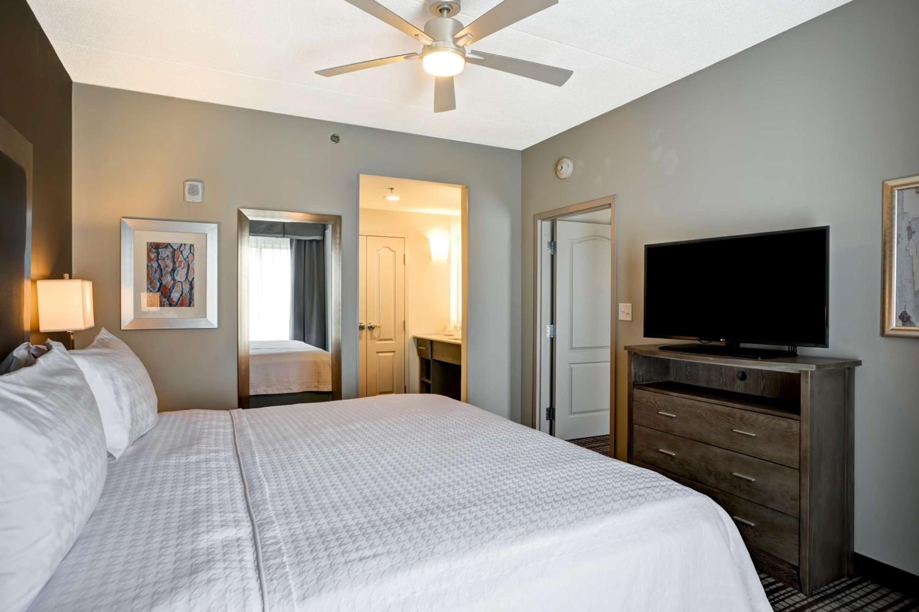 One-Bedroom King Suite - Non-Smoking