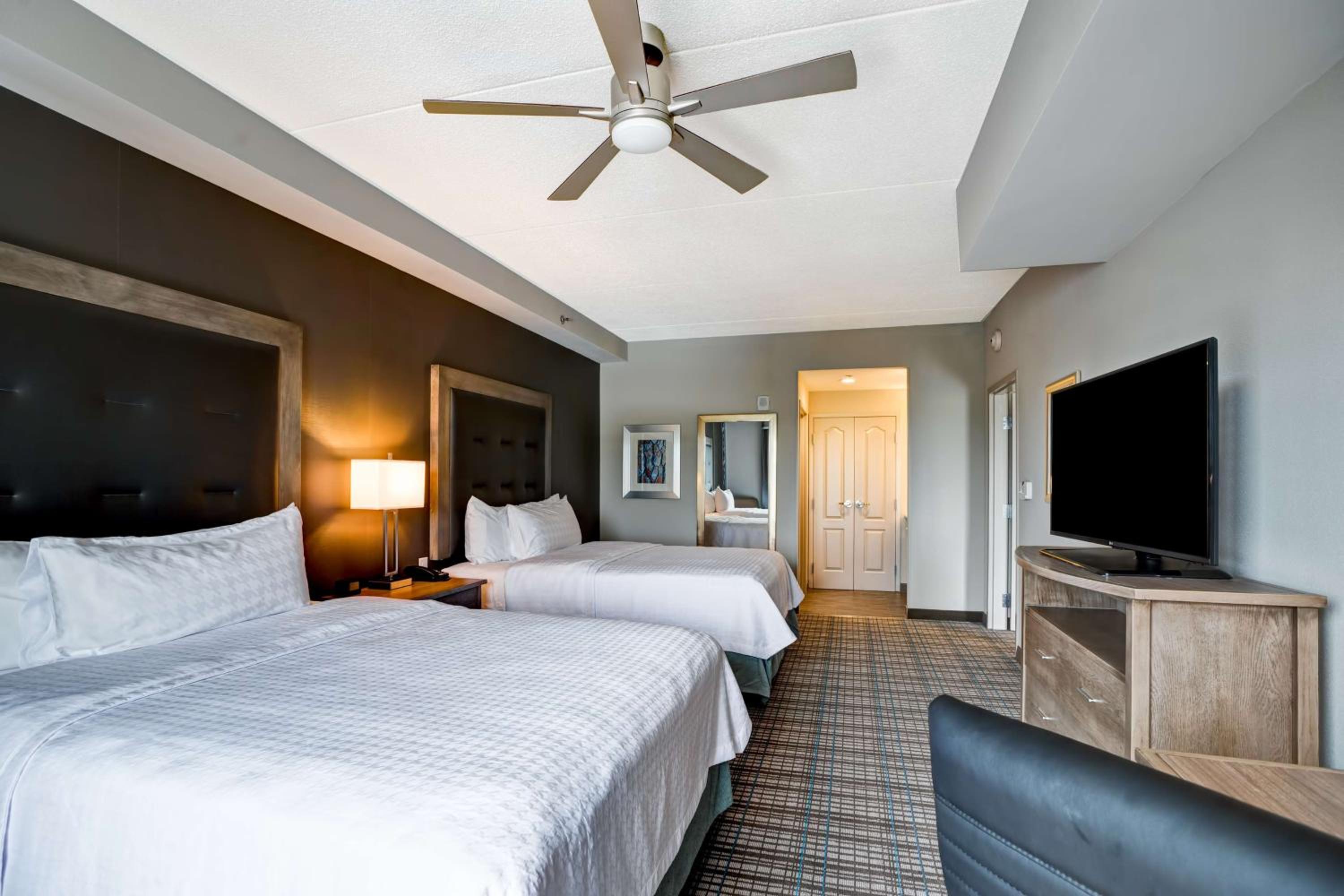 One-Bedroom Queen Suite with Two Queen Beds - Non-Smoking, photo 6