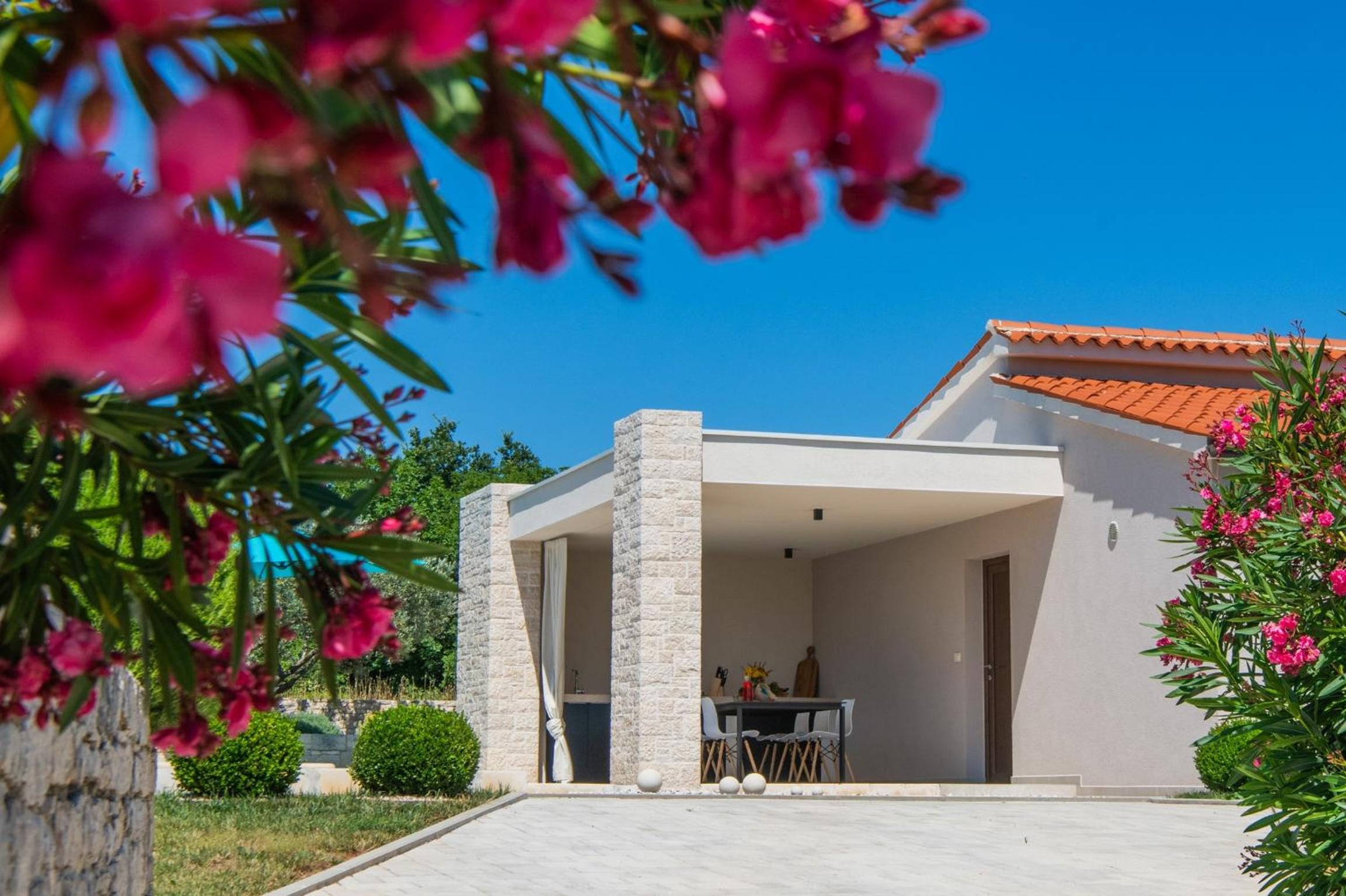 Villa photo 2