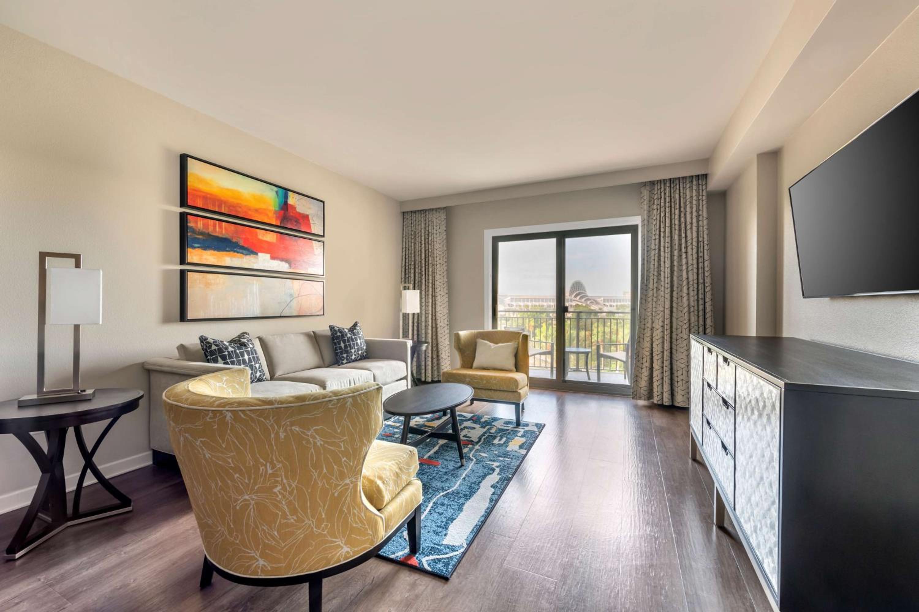 King Plus Suite with Sofa Bed thumbnail 6