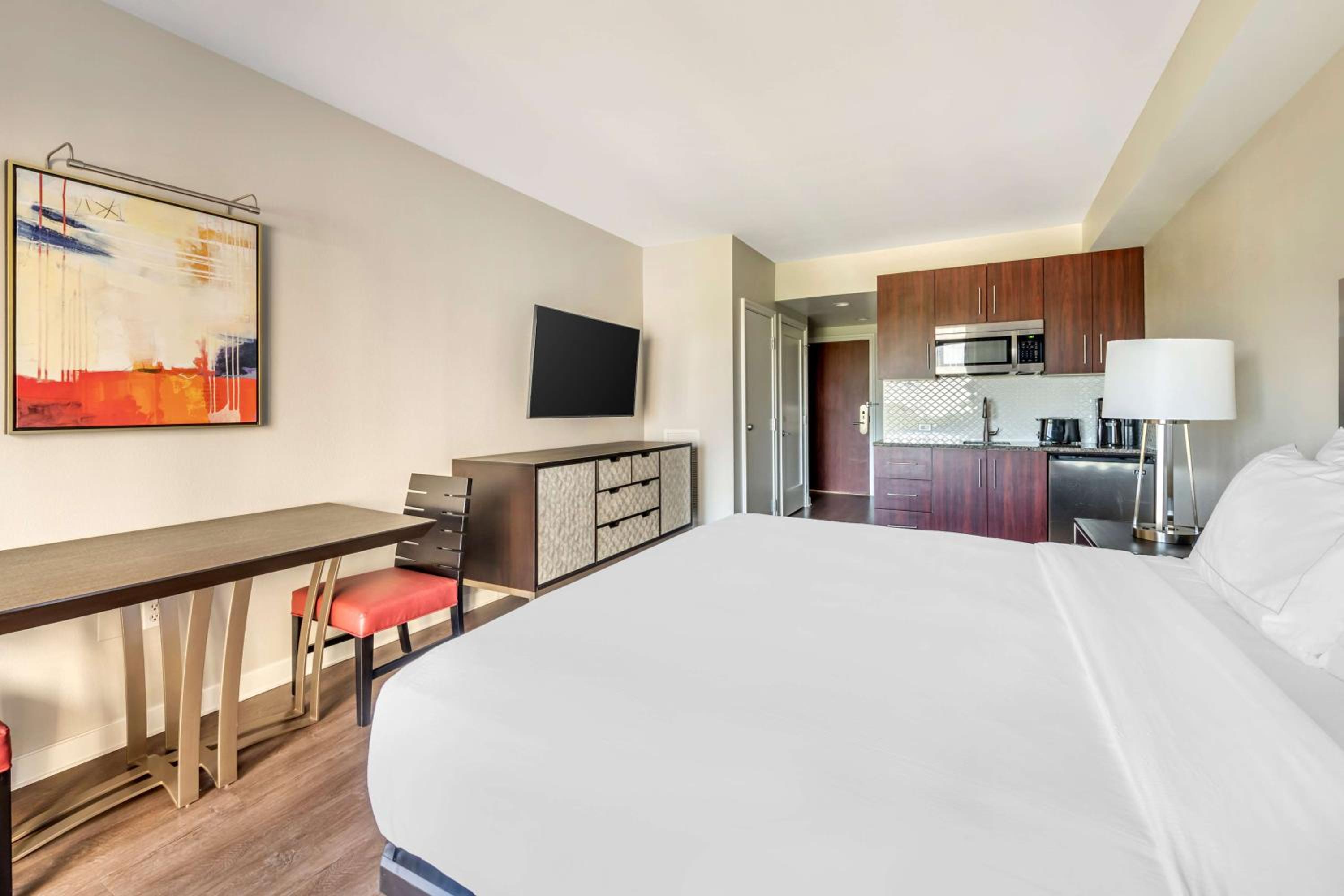 One-Bedroom Suite with Kitchen thumbnail 6