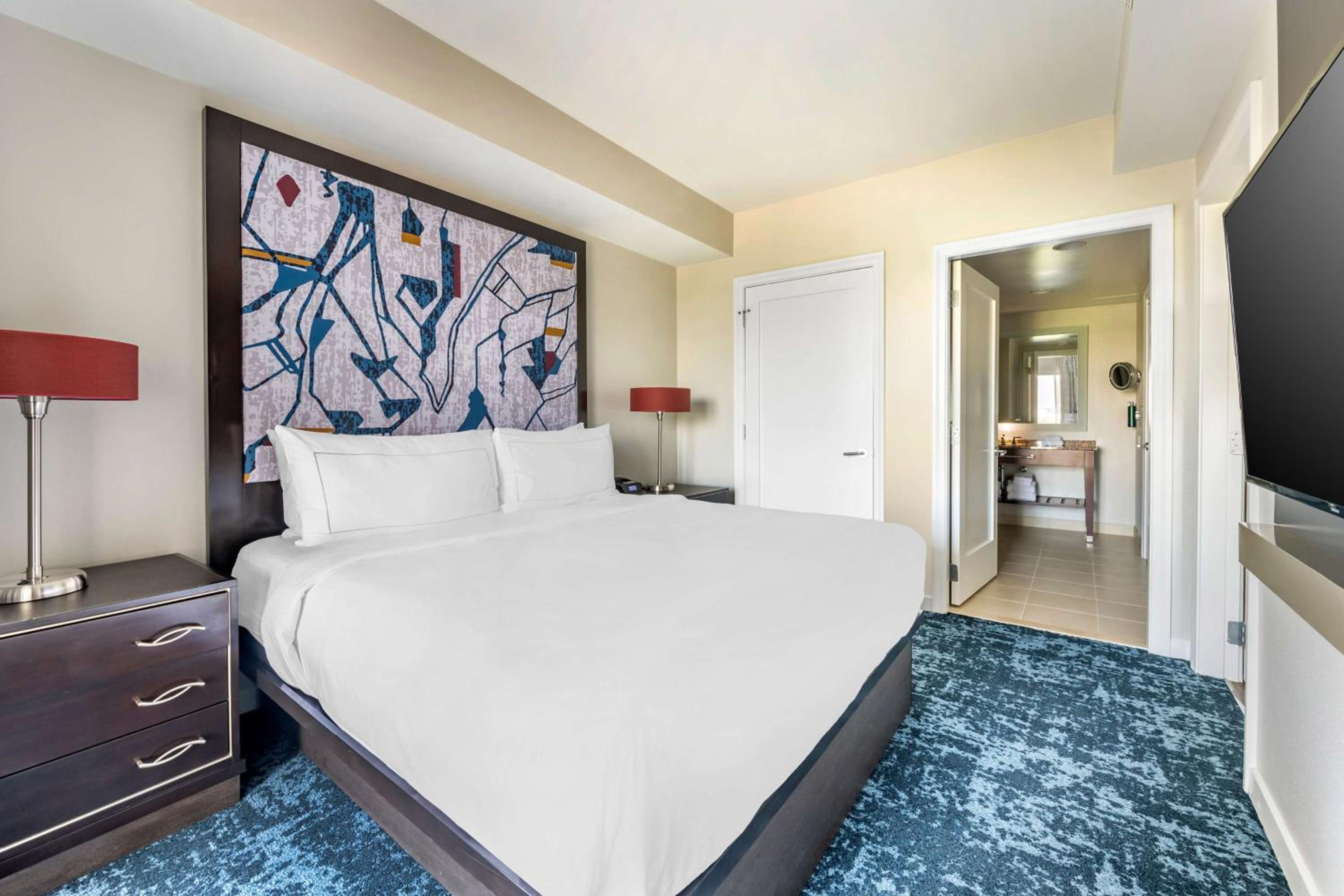 One-Bedroom King Suite with Kitchen thumbnail 5