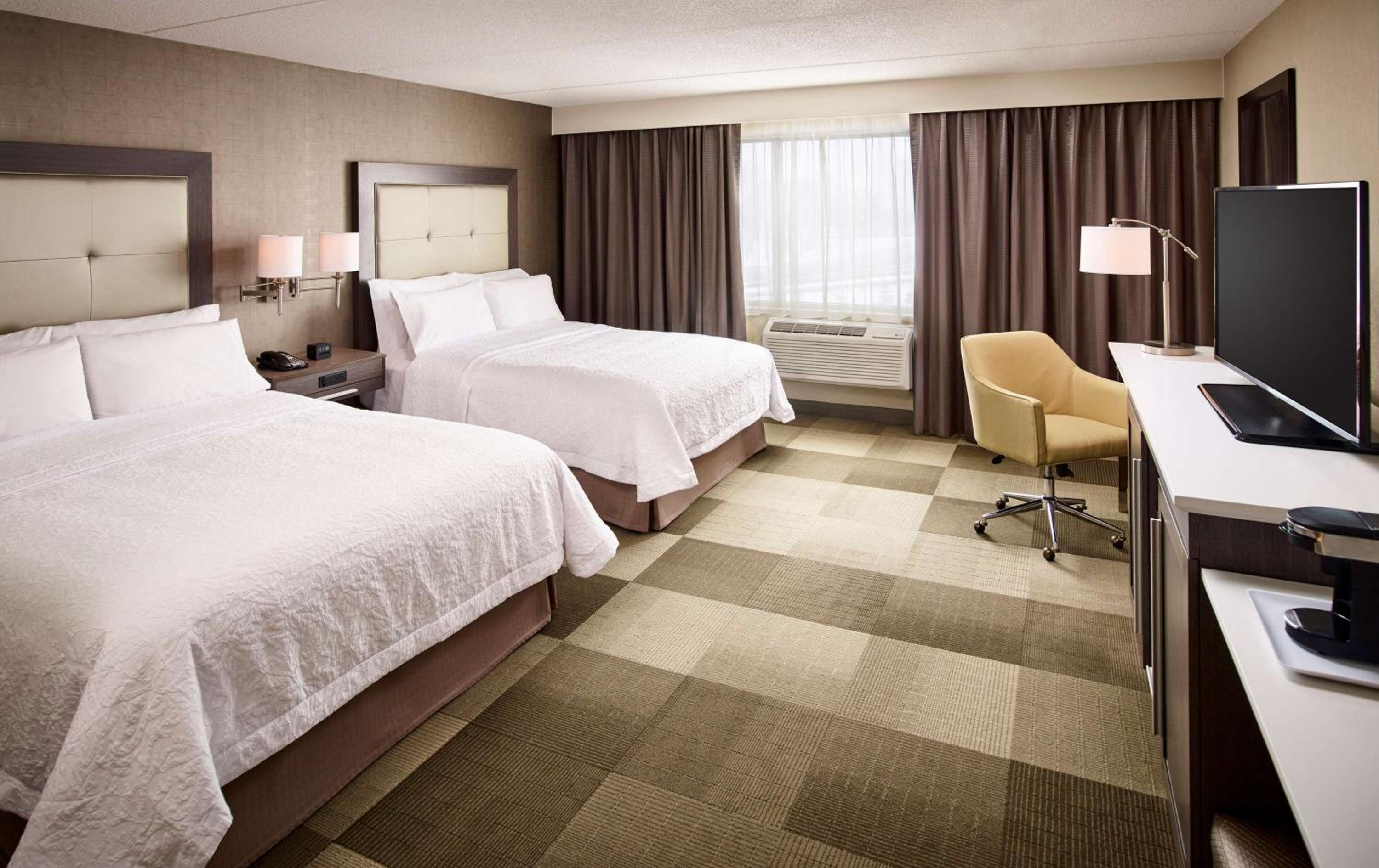 Queen Room with Two Queen Beds - Hearing Access/Non-Smoking photo 2