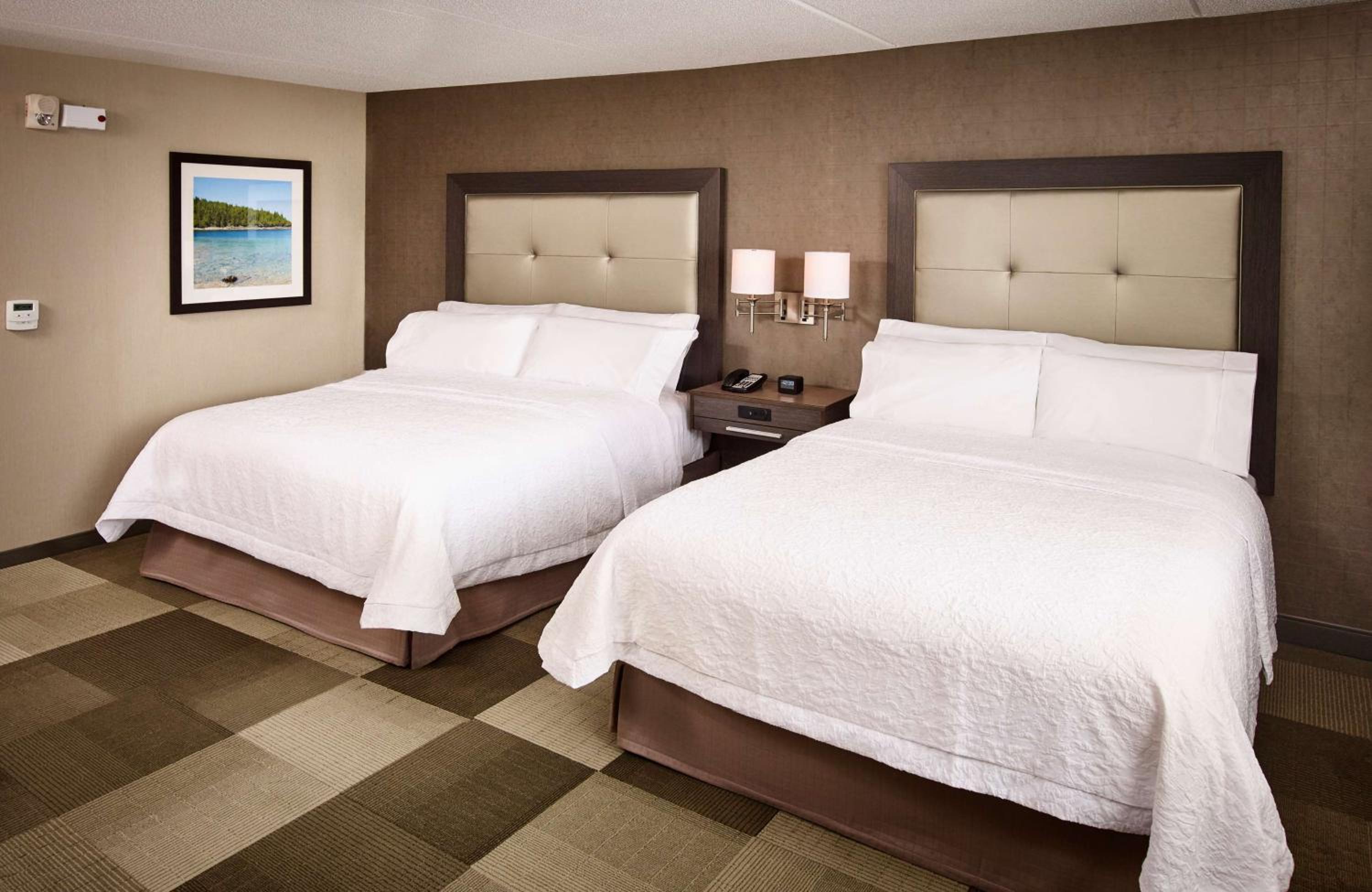 Queen Room with Two Queen Beds - Hearing Access/Non-Smoking photo 3