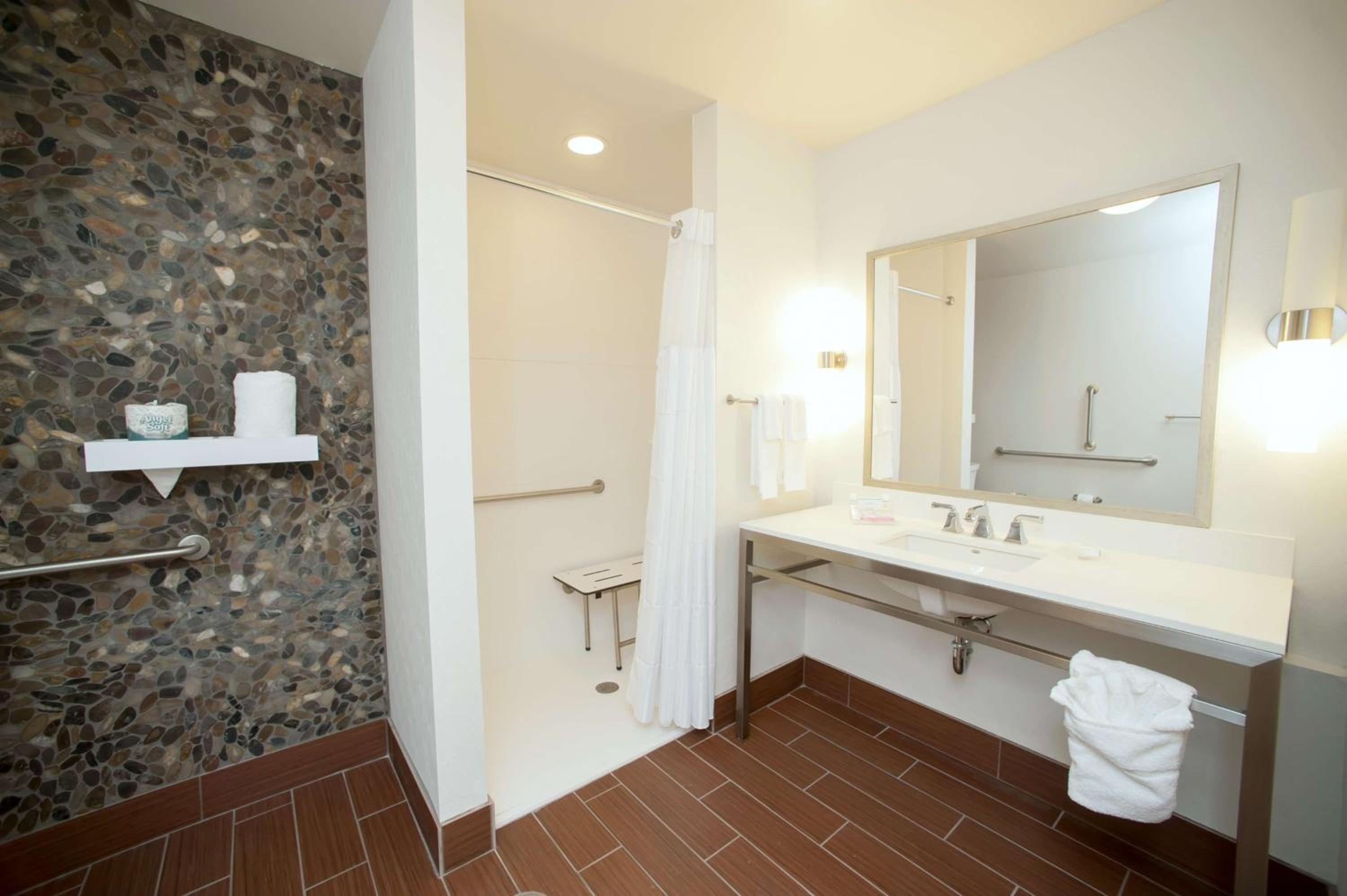 Queen Room with Two Queen Beds and Roll-In Shower - Mobility Access