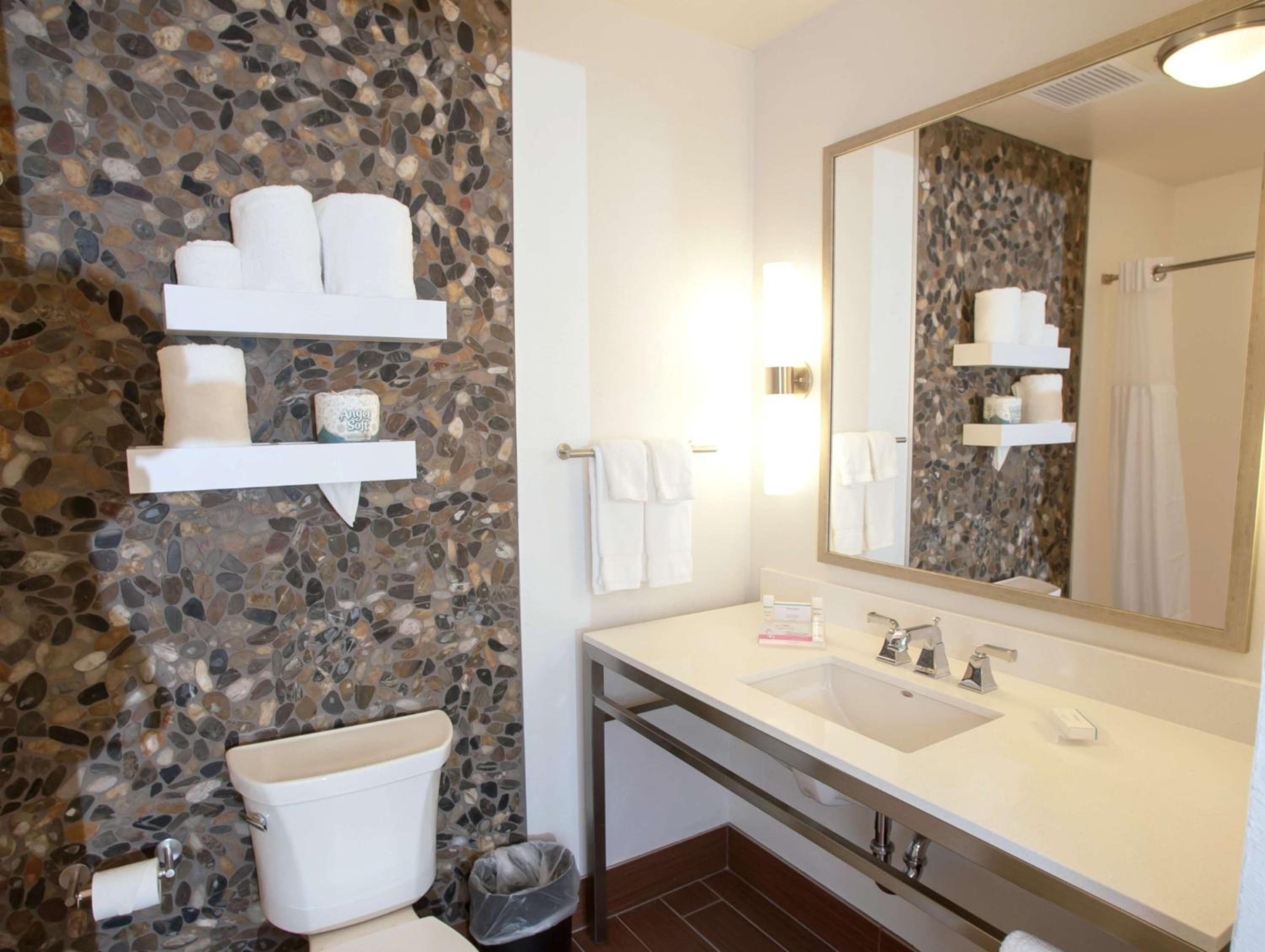 King Room with Accessible Tub - Mobility Access