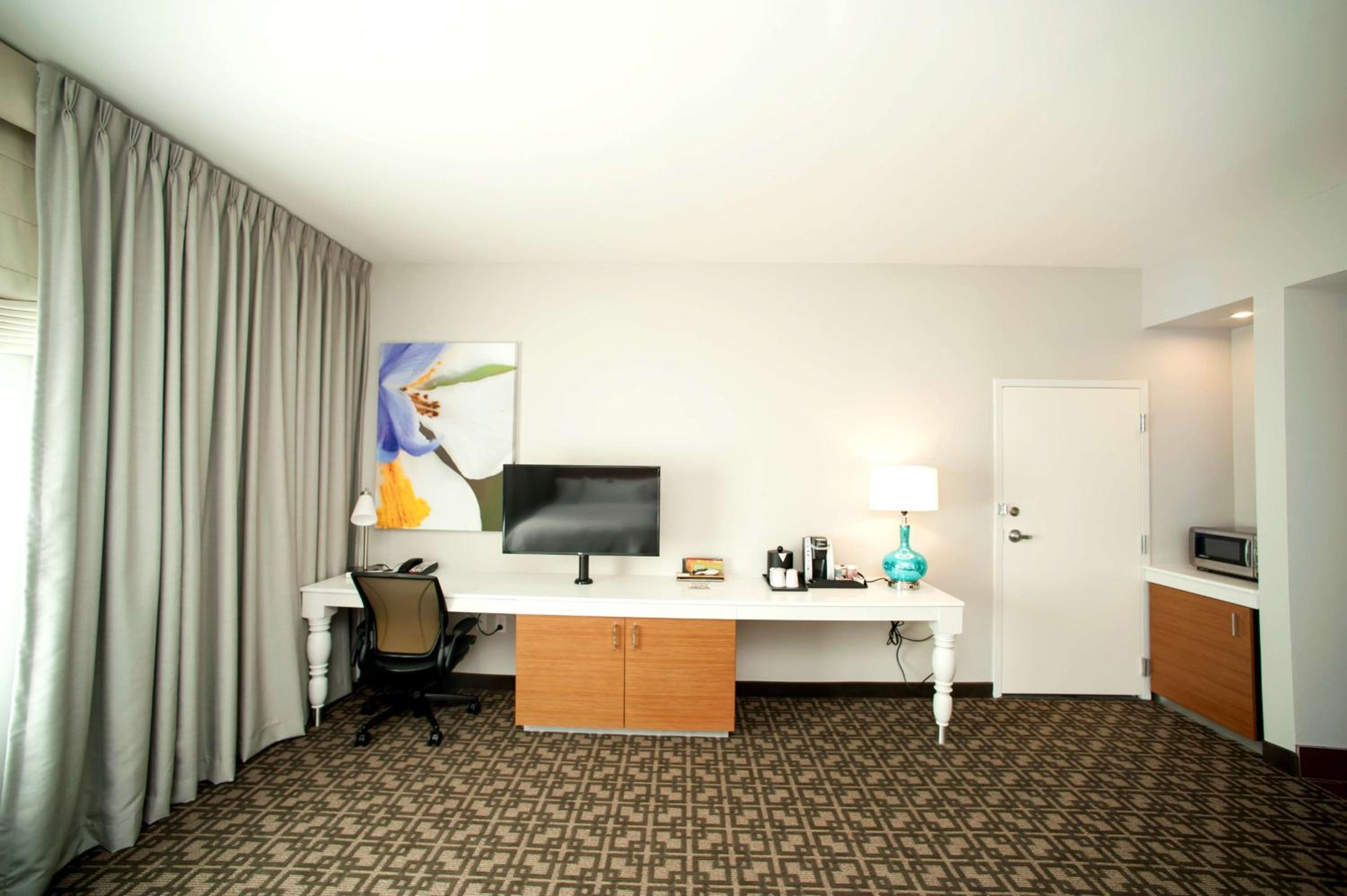 King Room with Accessible Tub - Mobility Access thumbnail 5