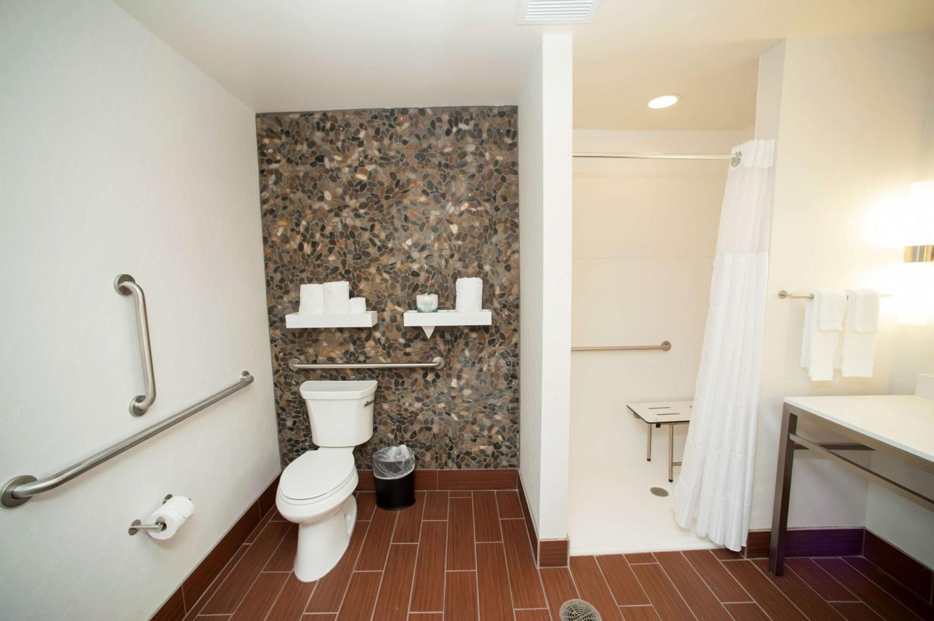 Queen Room with Two Queen Beds and Roll-In Shower - Mobility Access thumbnail 5